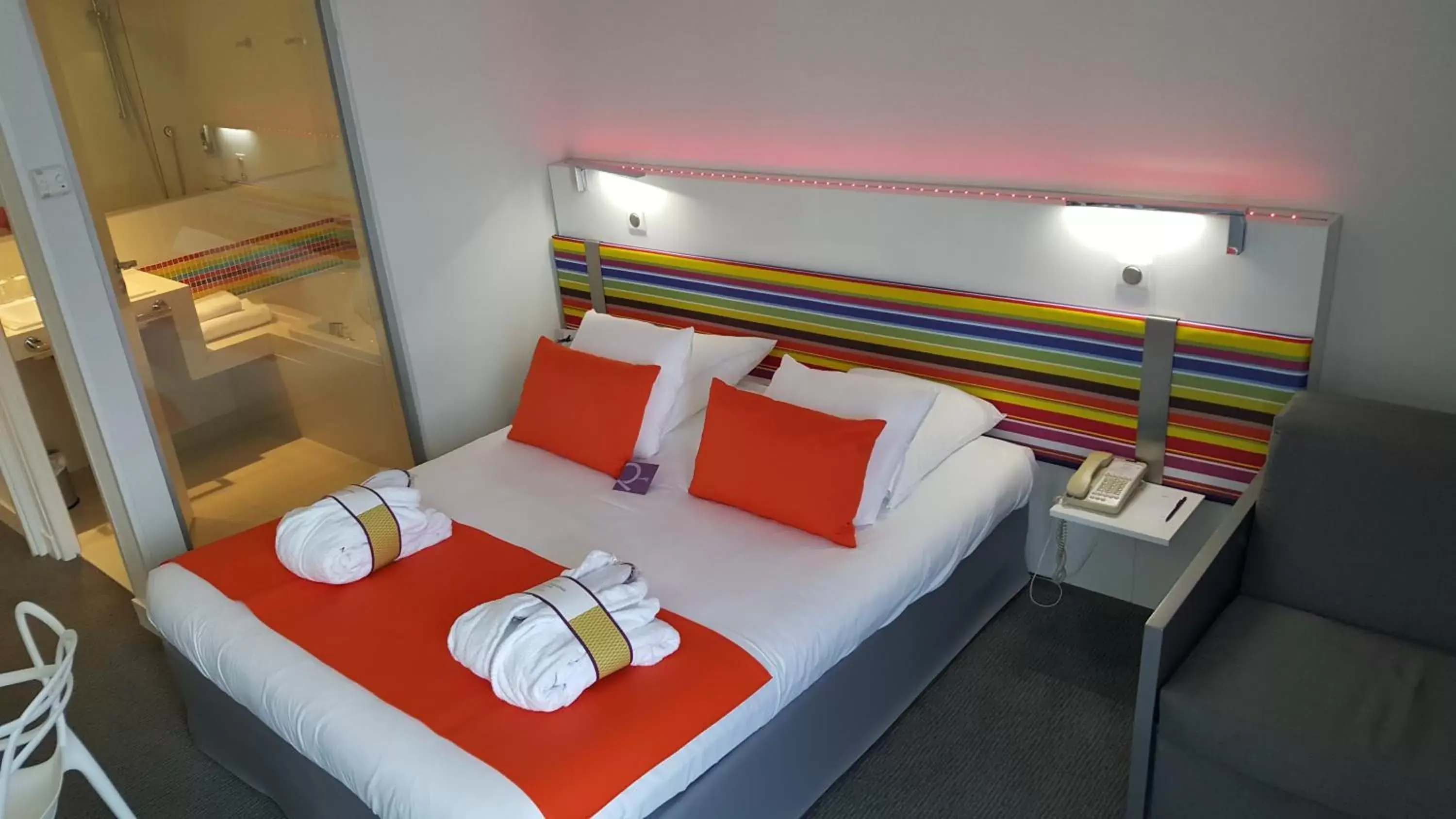 Privilege Double Room with Sofa Bed in Mercure Angoulême Hôtel de France Privilege Double Room with Sofa Bed in Mercure Angoulême Hôtel de France