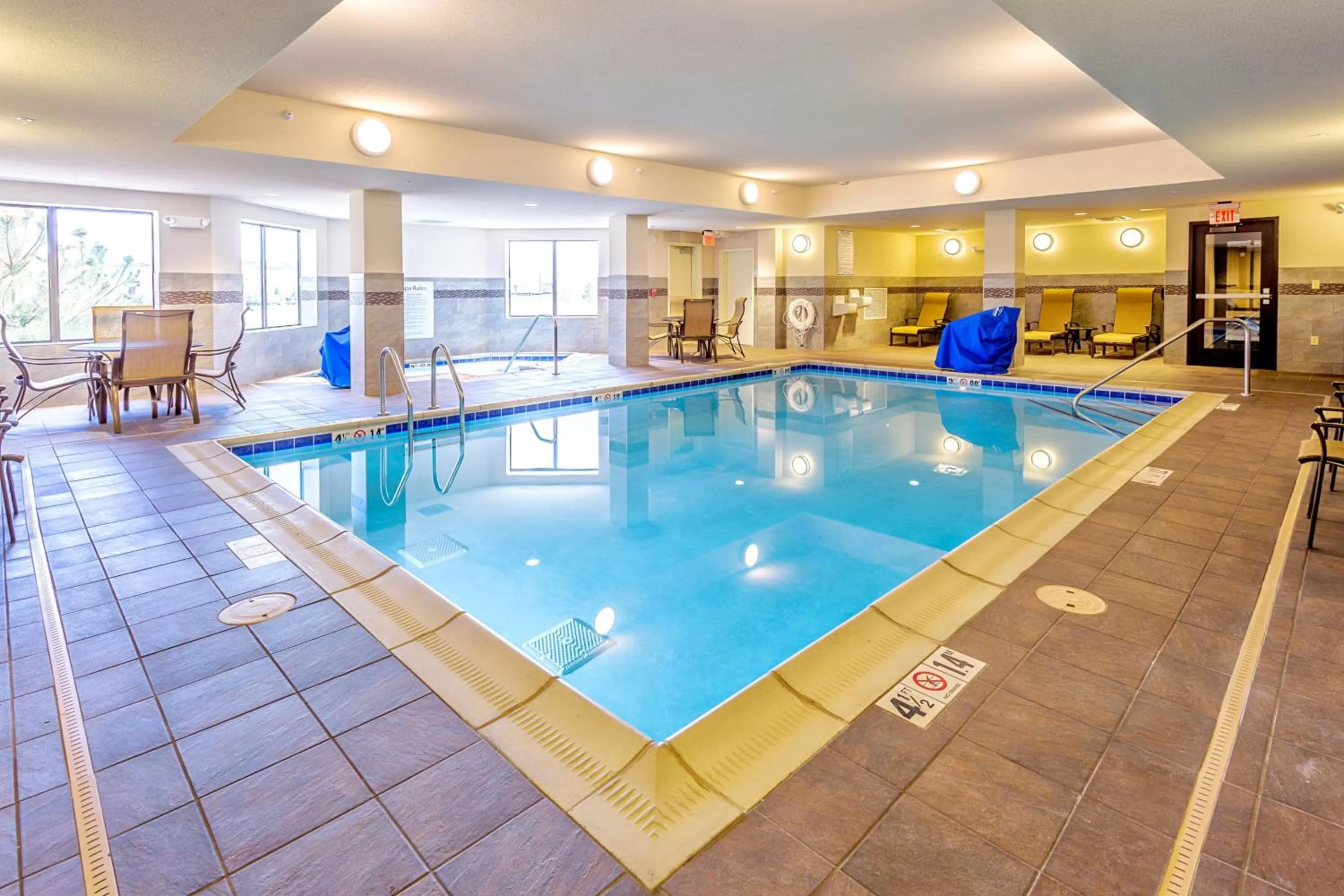 Swimming pool in Holiday Inn Express Hotel & Suites Billings by IHG