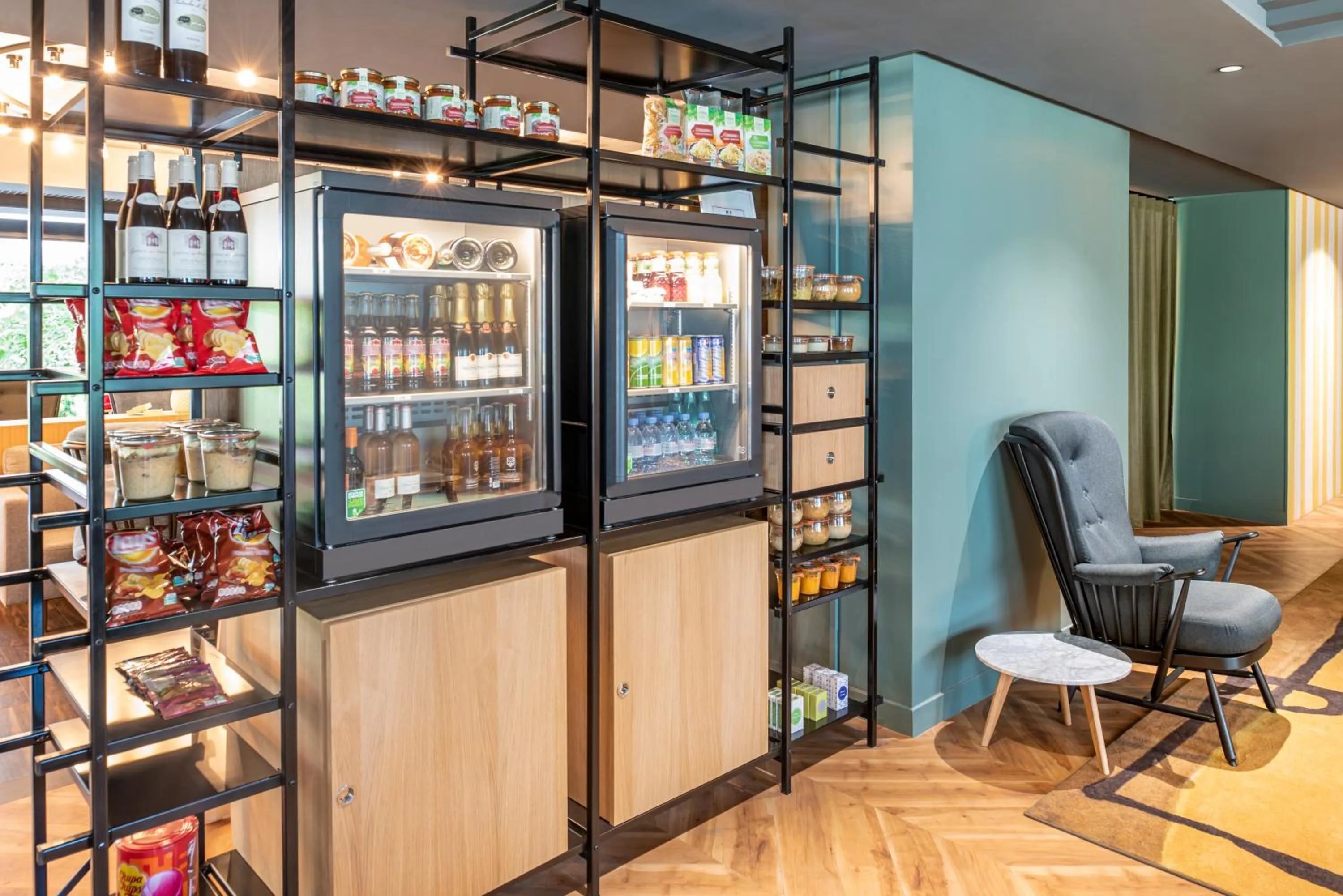 On-site shops in Aparthotel Adagio Porte de Versailles