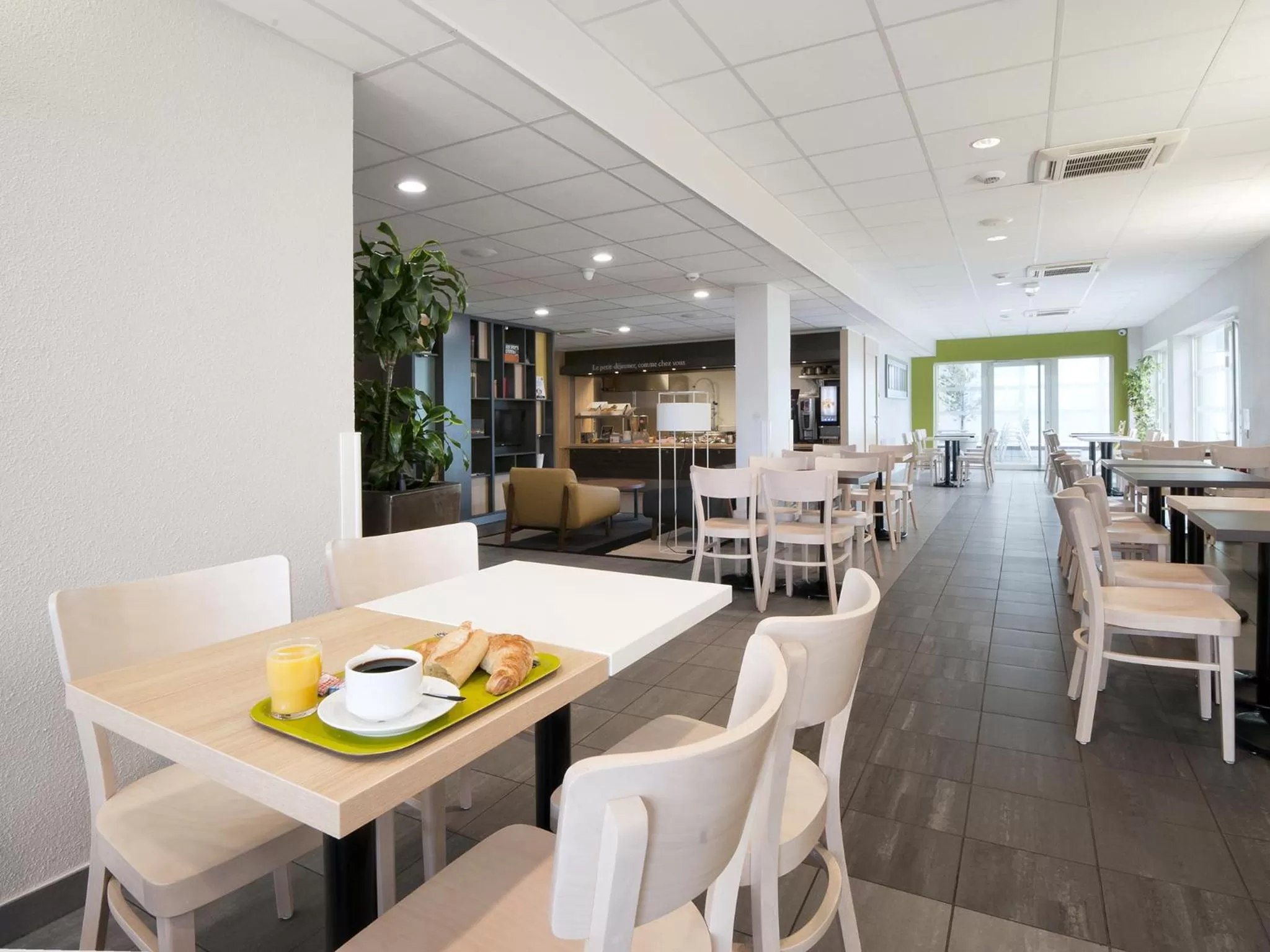 Food and drinks in B&B HOTEL Lyon Sud États-Unis