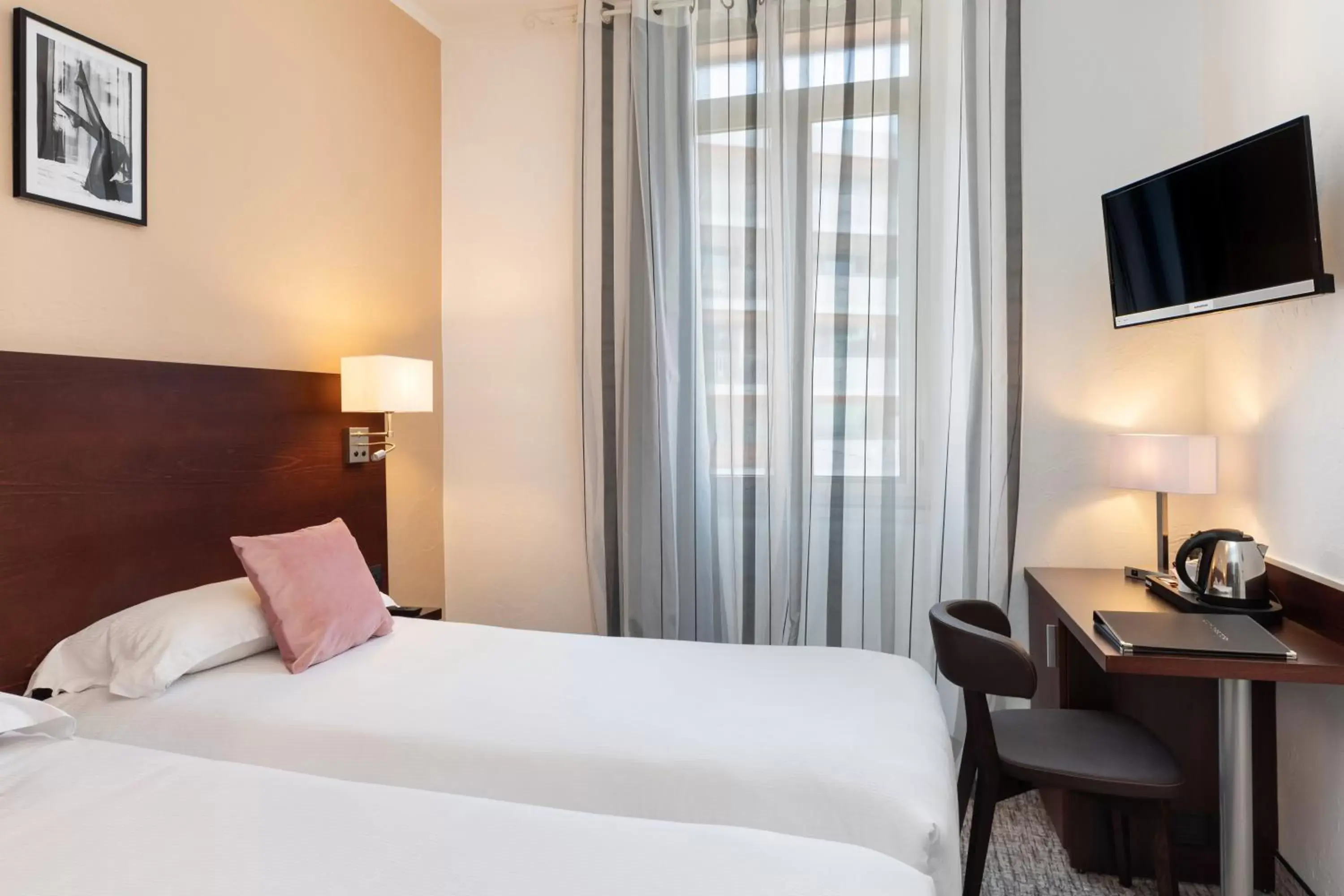 Standard Double Room in The Originals Boutique, Hôtel des Orangers, Cannes (Inter-Hotel) Standard Double Room in The Originals Boutique, Hôtel des Orangers, Cannes (Inter-Hotel)