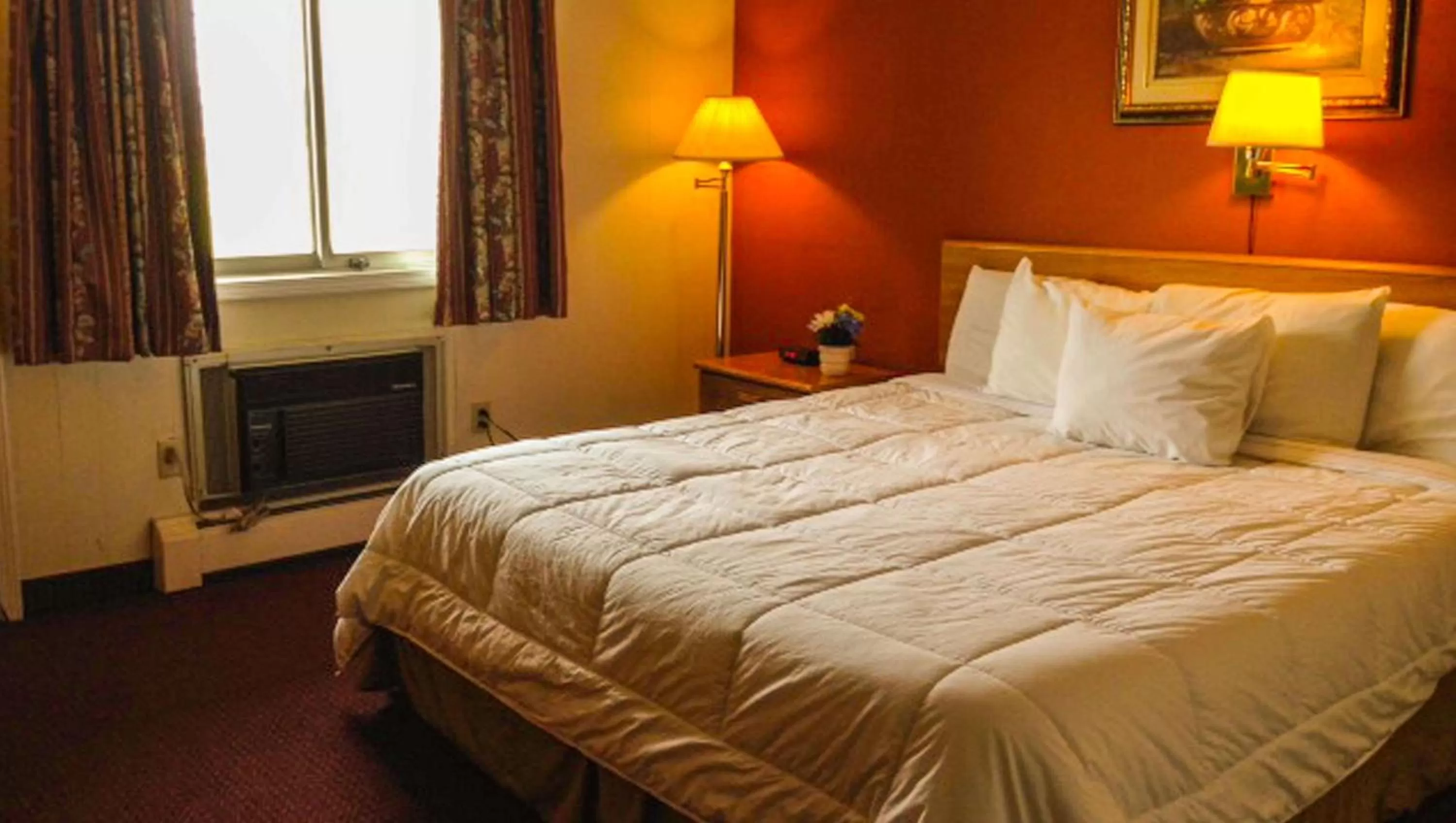 Photo of the whole room, Bed in Rodeway Inn Manchester I-90