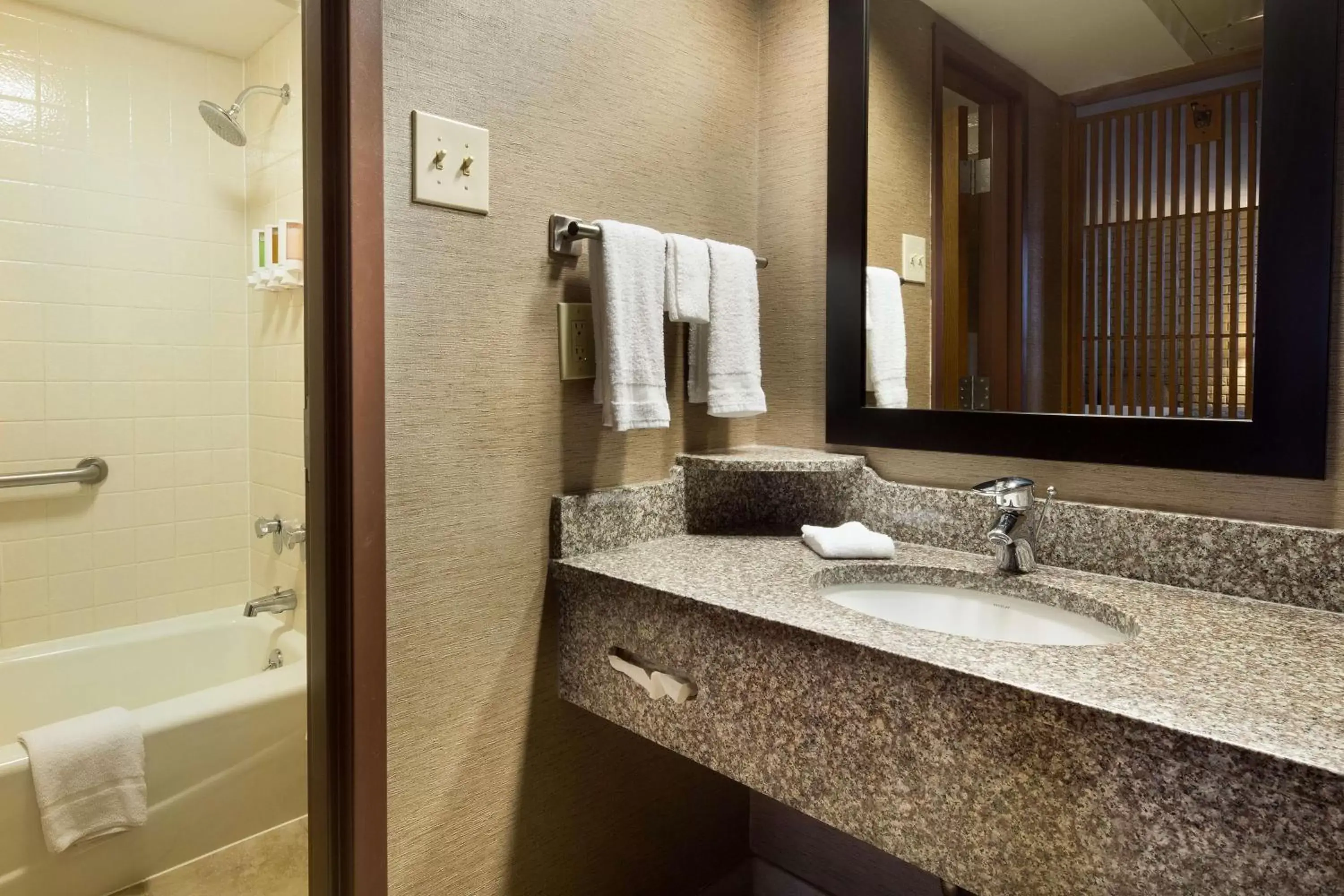 Deluxe King Room - Accessible, Tub in Drury Inn - Mobile Deluxe King Room - Accessible, Tub in Drury Inn - Mobile