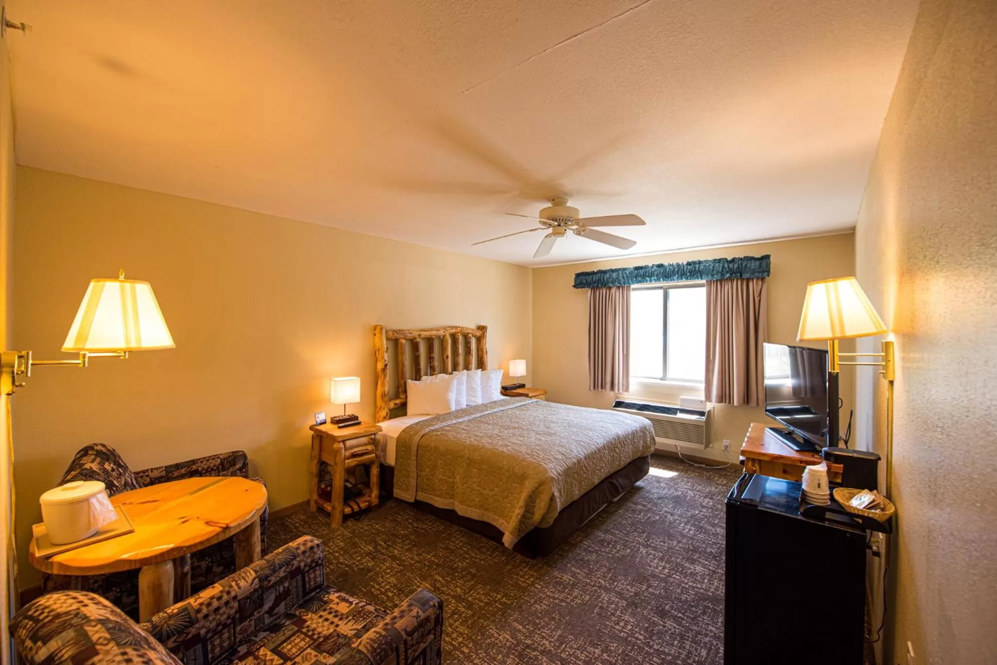 Bed in Super 8 by Wyndham Bridgeview of Mackinaw City