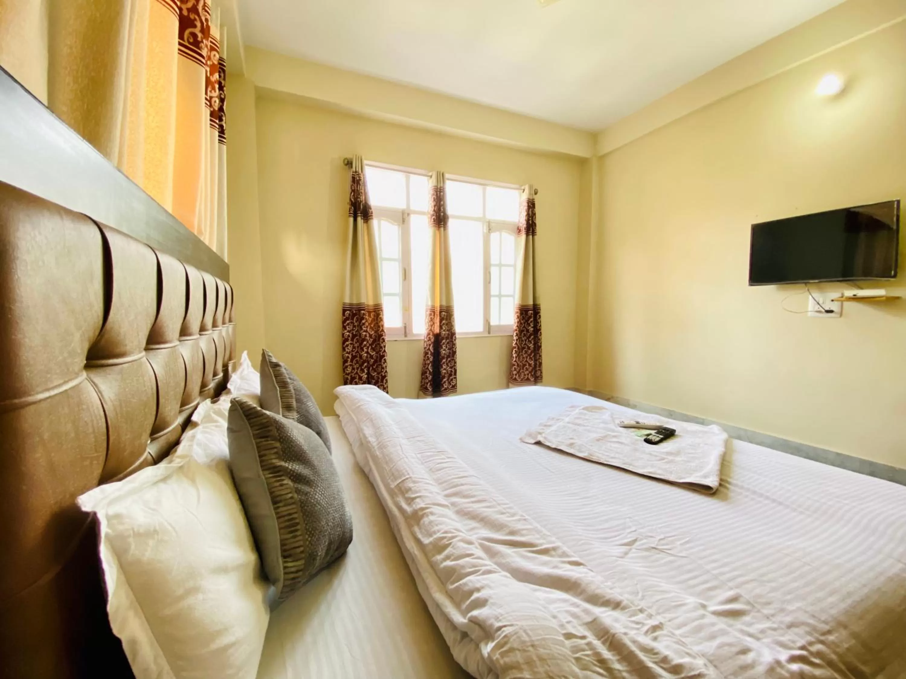 TV and multimedia, Bed in Sai Cottage Shimla