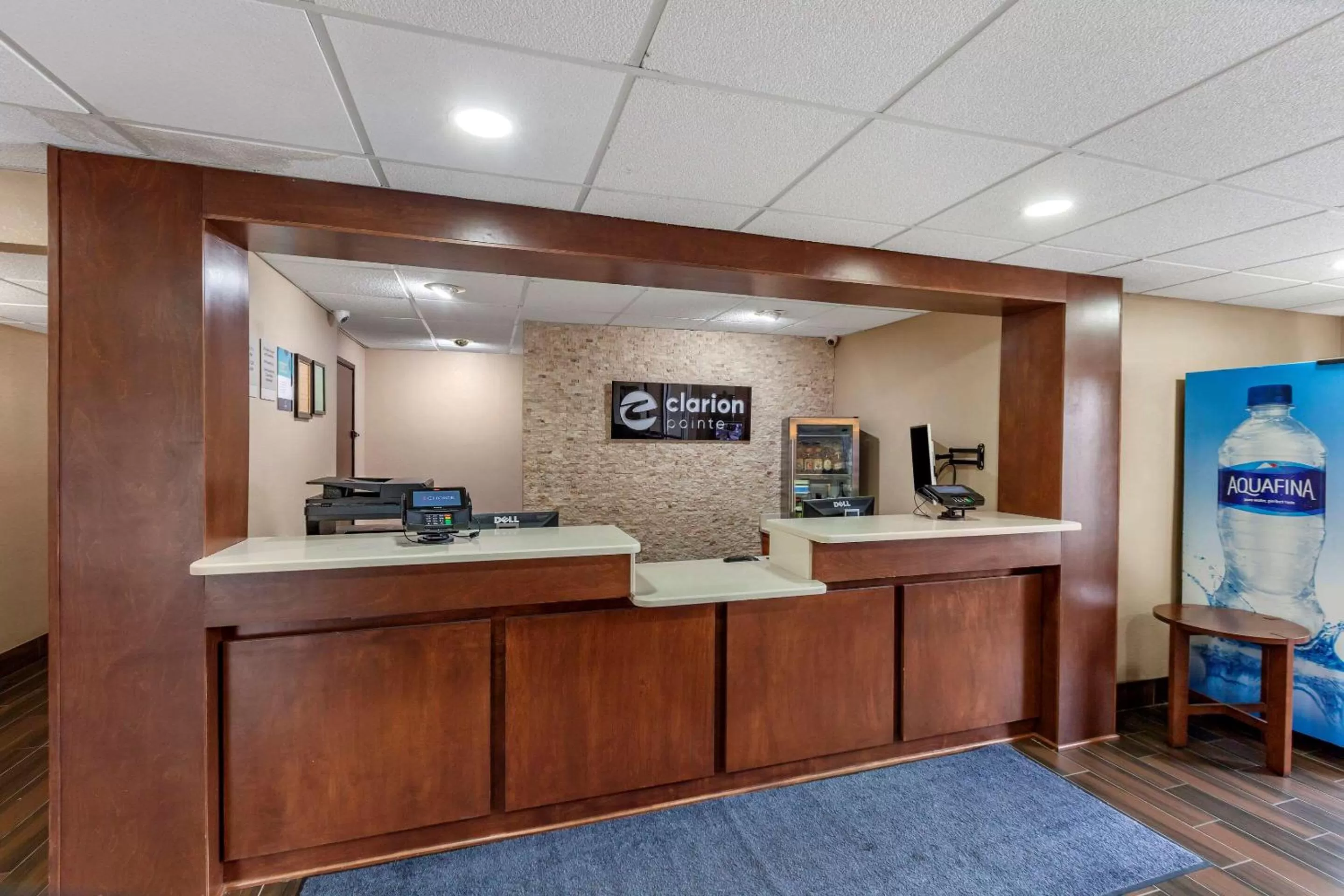 Lobby or reception in Clarion Pointe Racine - Mount Pleasant
