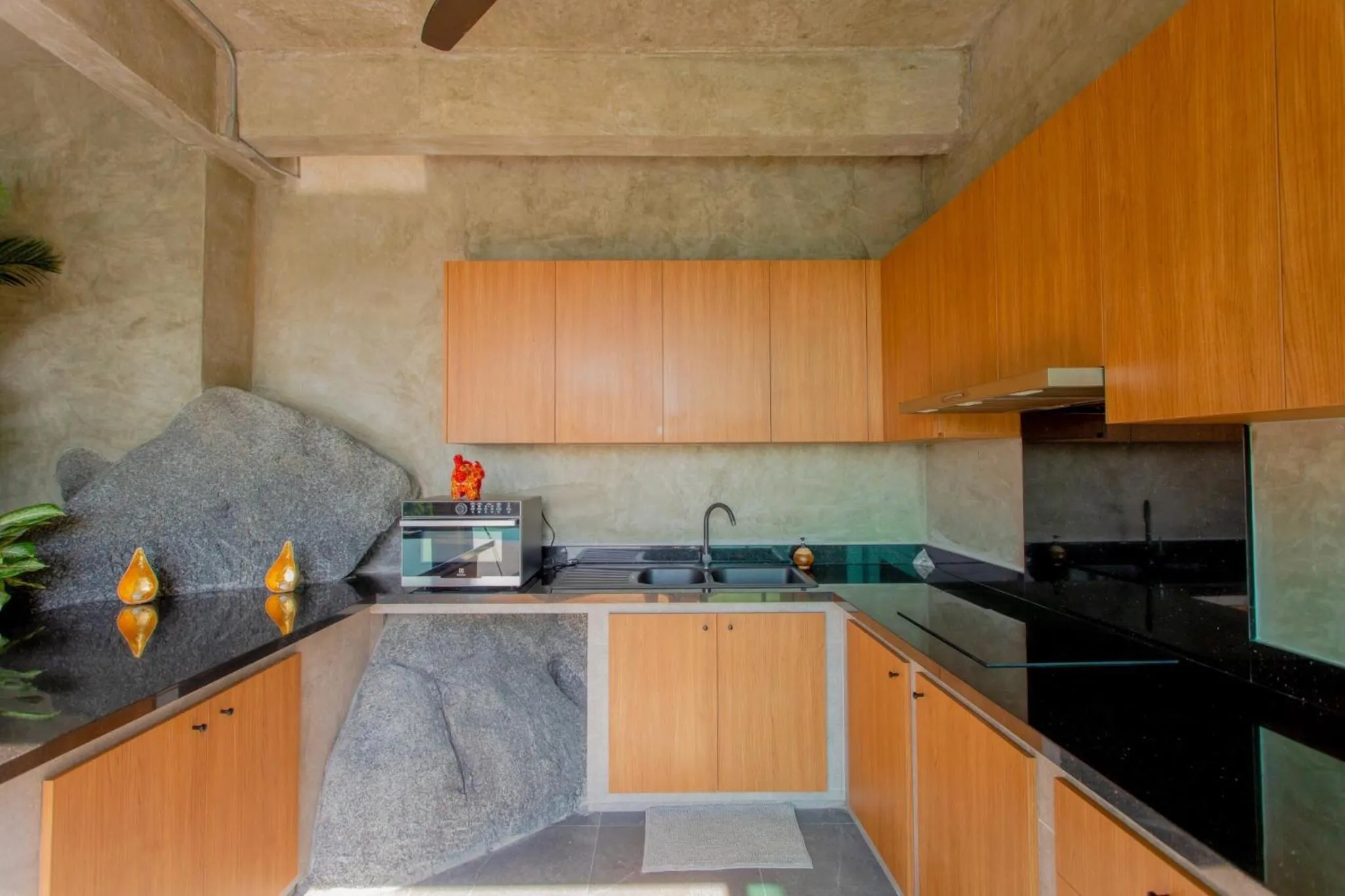 Kitchen or kitchenette in Baan Saint-Tropez Seaview Villas Kata Beach
