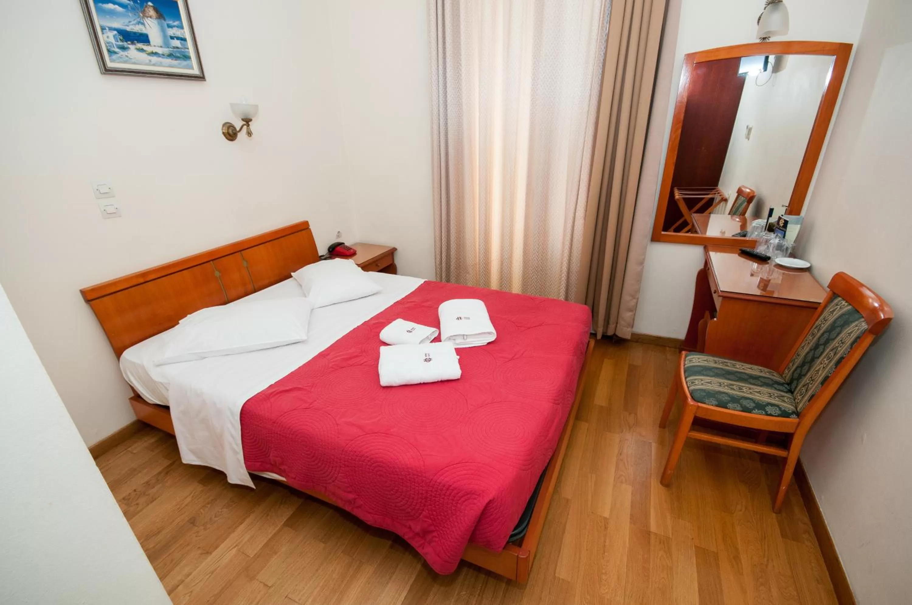 Photo of the whole room, Bed in Cecil Hotel