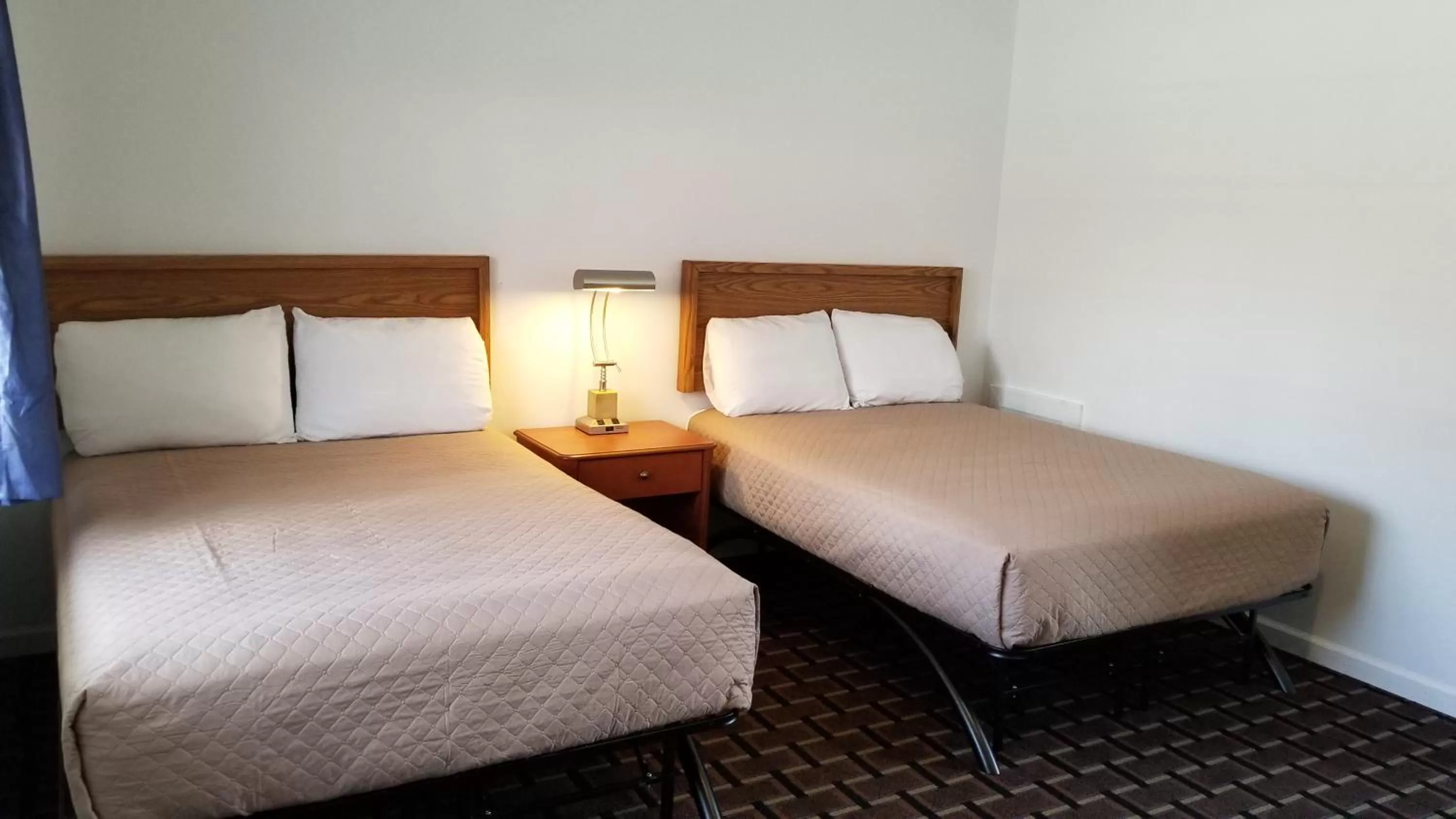 Bedroom, Bed in Budget Inn Breezewood