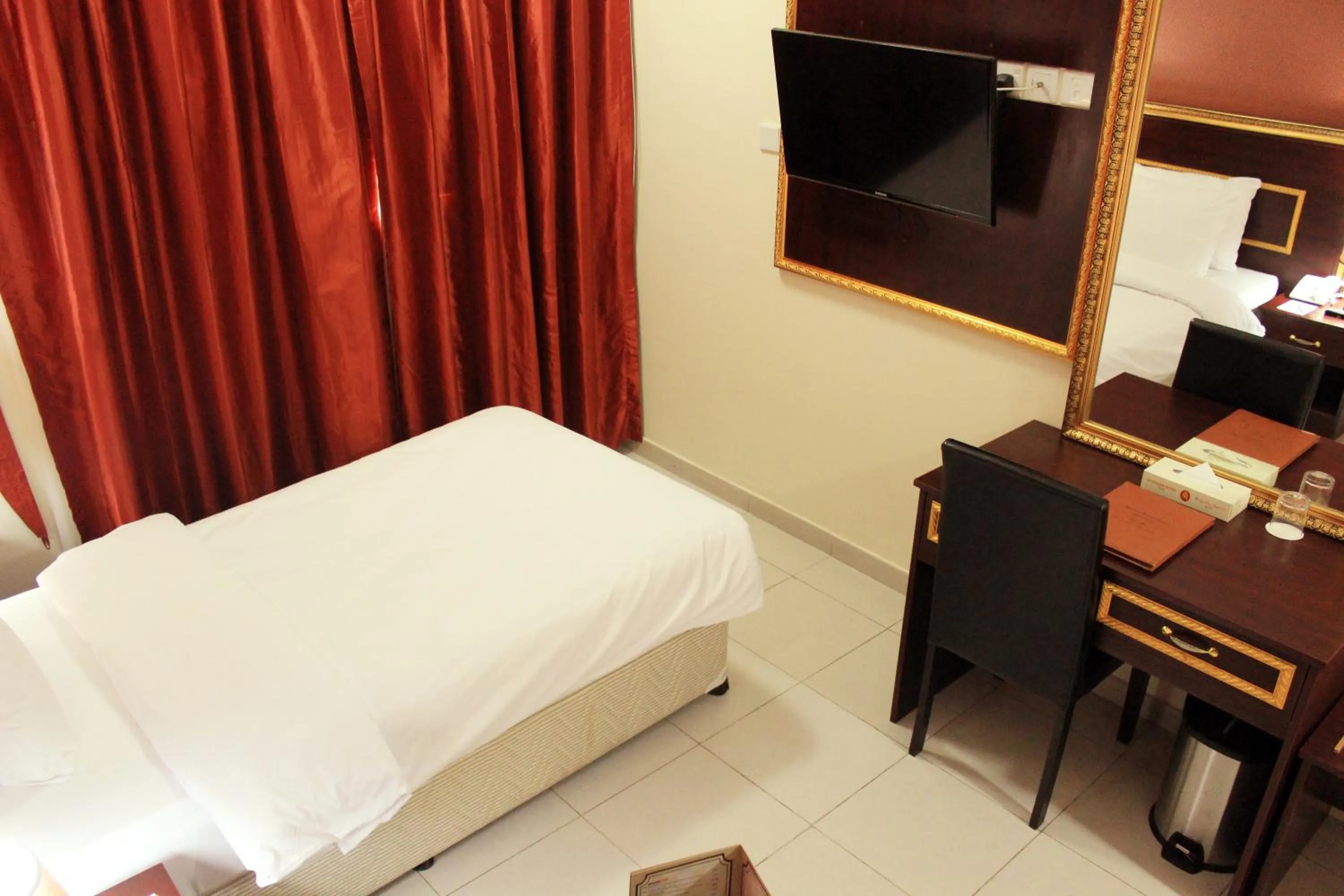 Bedroom, Bed in Montreal Naif Hotel