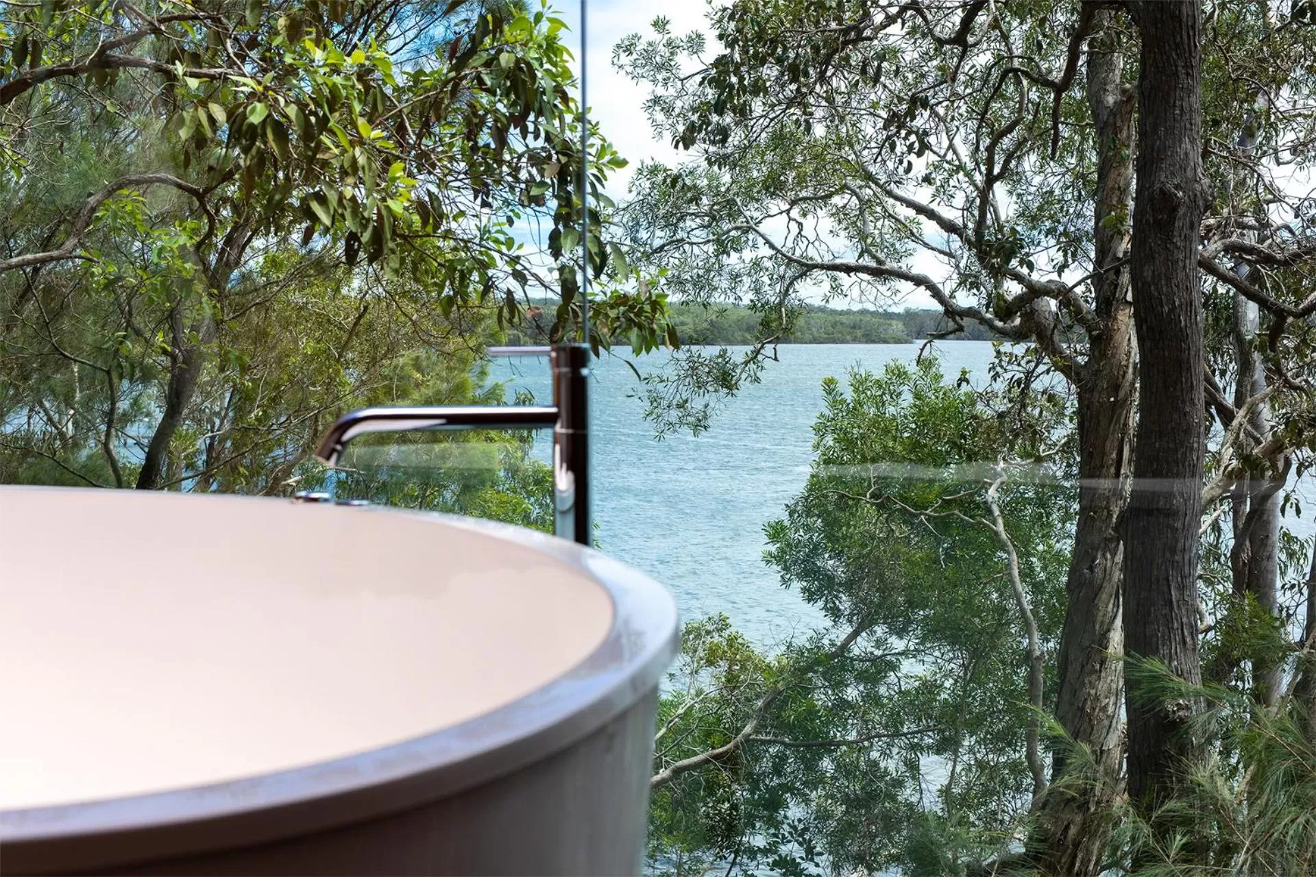 Hot Tub in Eumarella Shores Noosa Lake Retreat