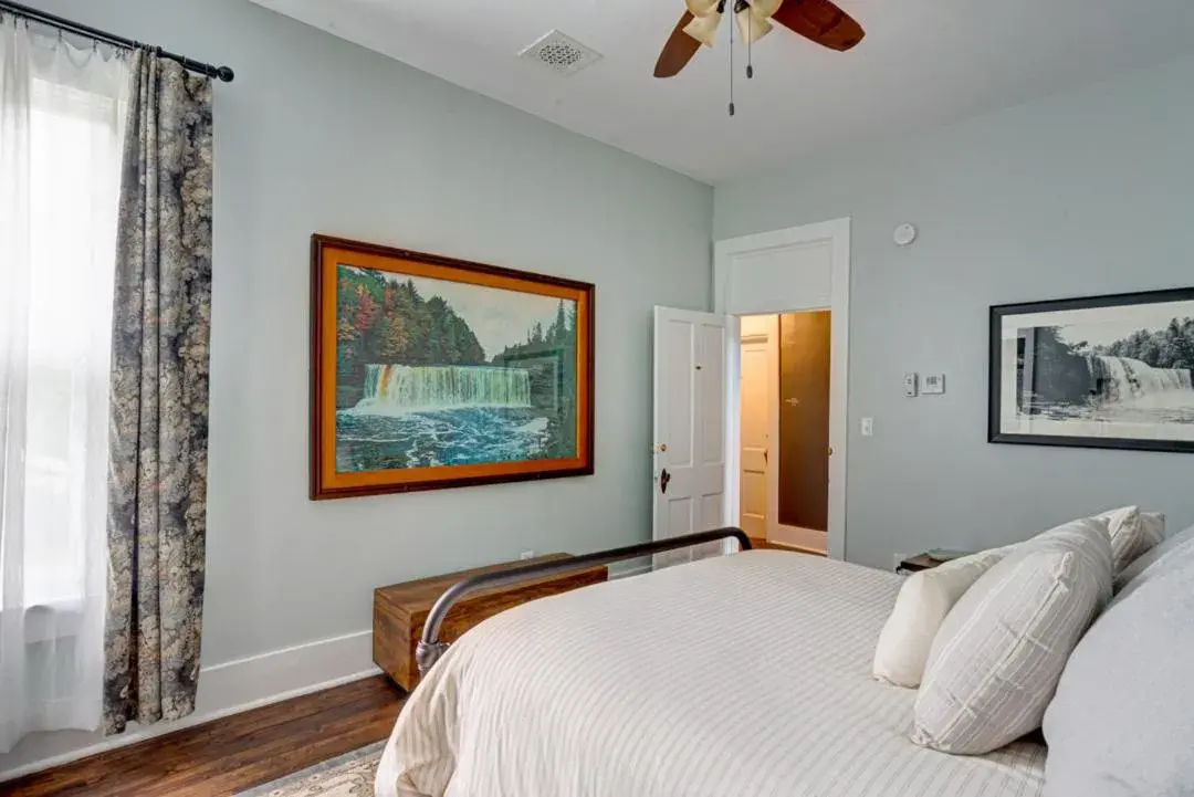 Queen Suite in Historic Birch Lodge and Motel Queen Suite in Historic Birch Lodge and Motel