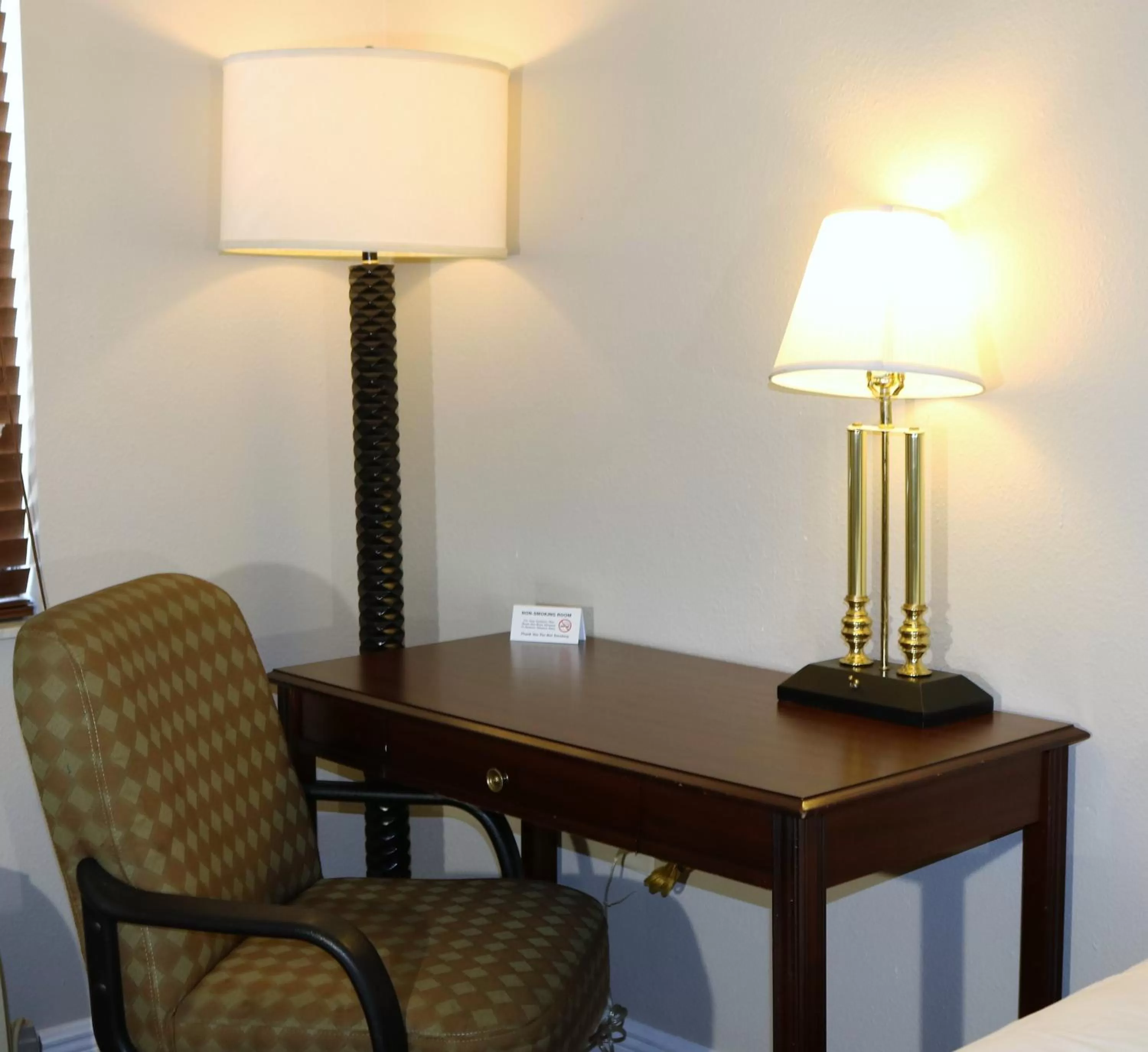 Seating area in Monte Carlo Inn- Near Disney