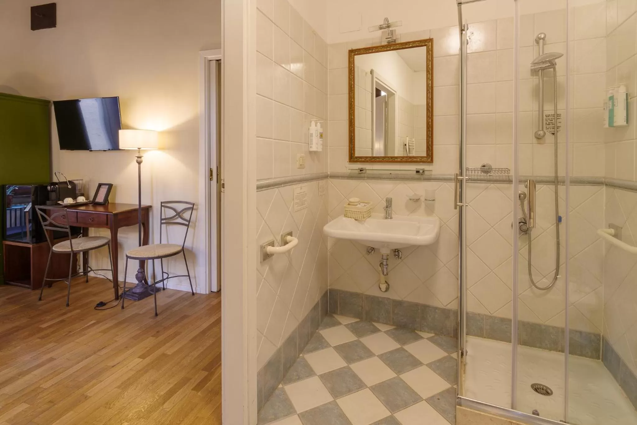 Shower in Aurora Boutique Hotel & Private SPA