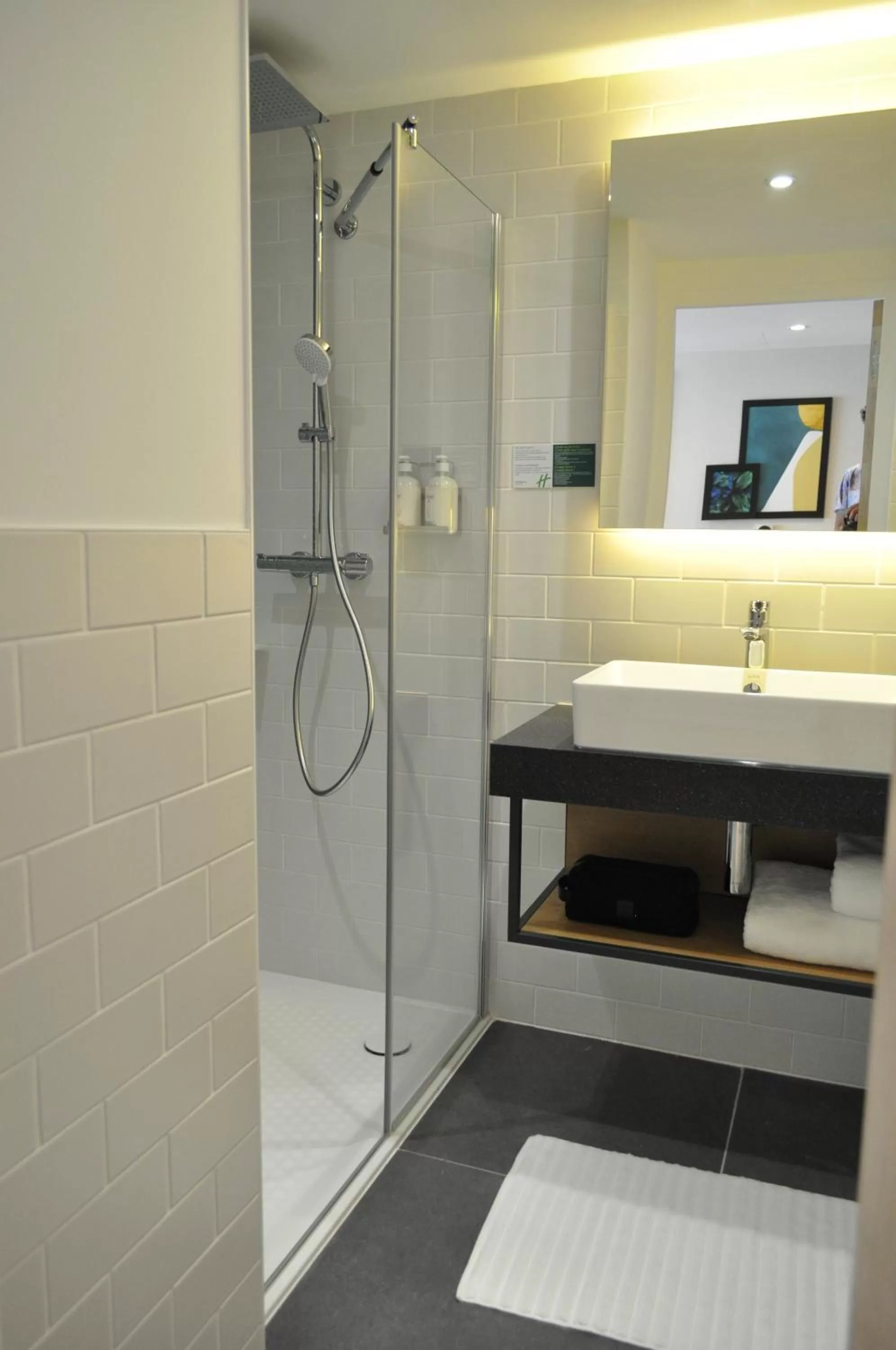 Bathroom in Holiday Inn - Bordeaux-Merignac by IHG