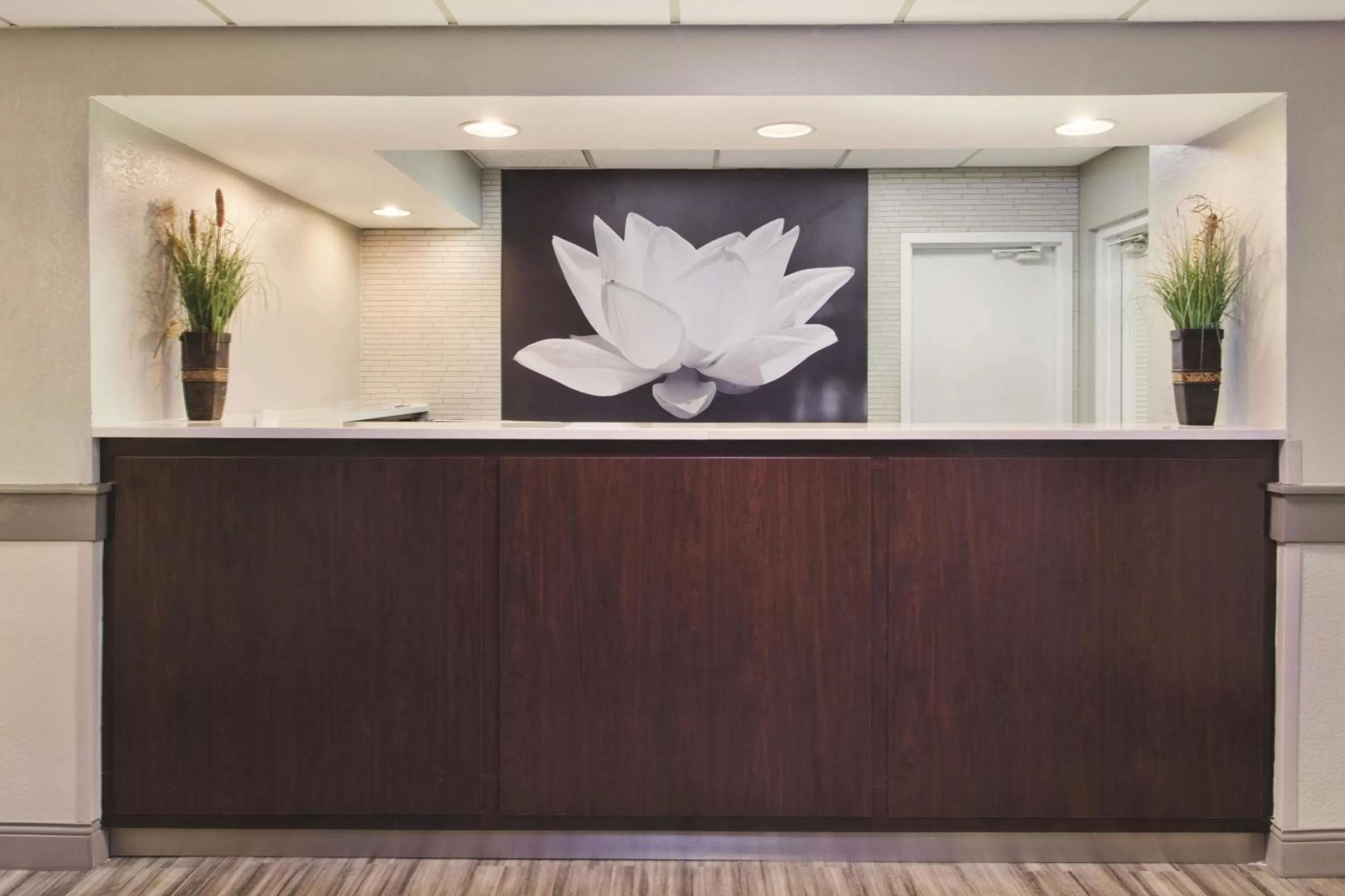 Lobby or reception in La Quinta by Wyndham Charleston Riverview