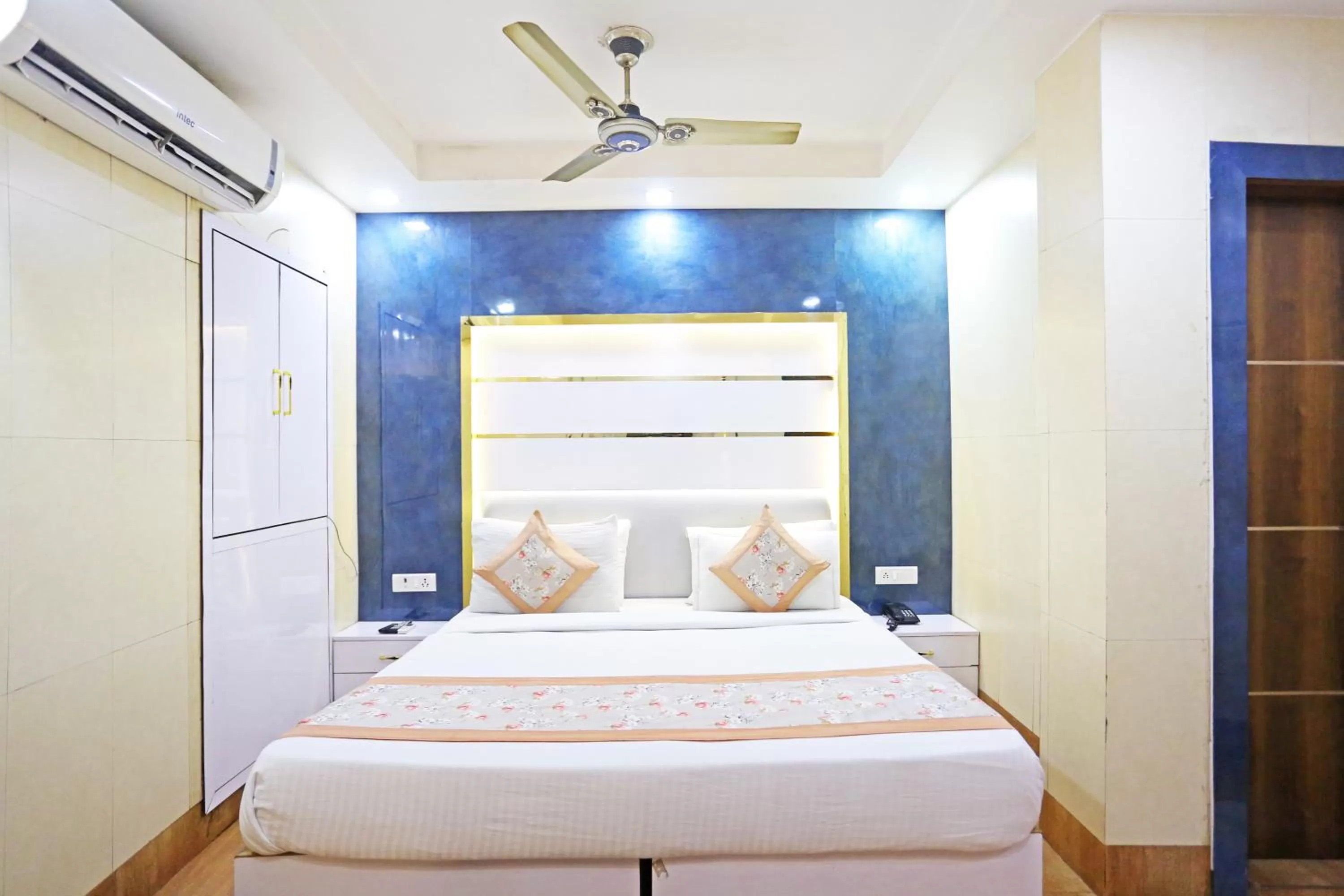 Photo of the whole room, Bed in Hotel Preet Palace -5 Mints Walk From Nizamuddin Railway Station