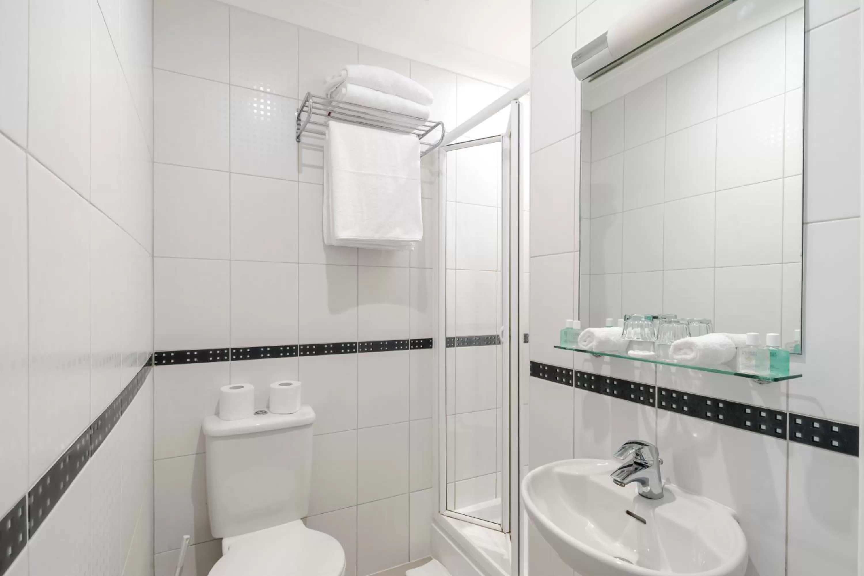 Toilet in London House Hotel