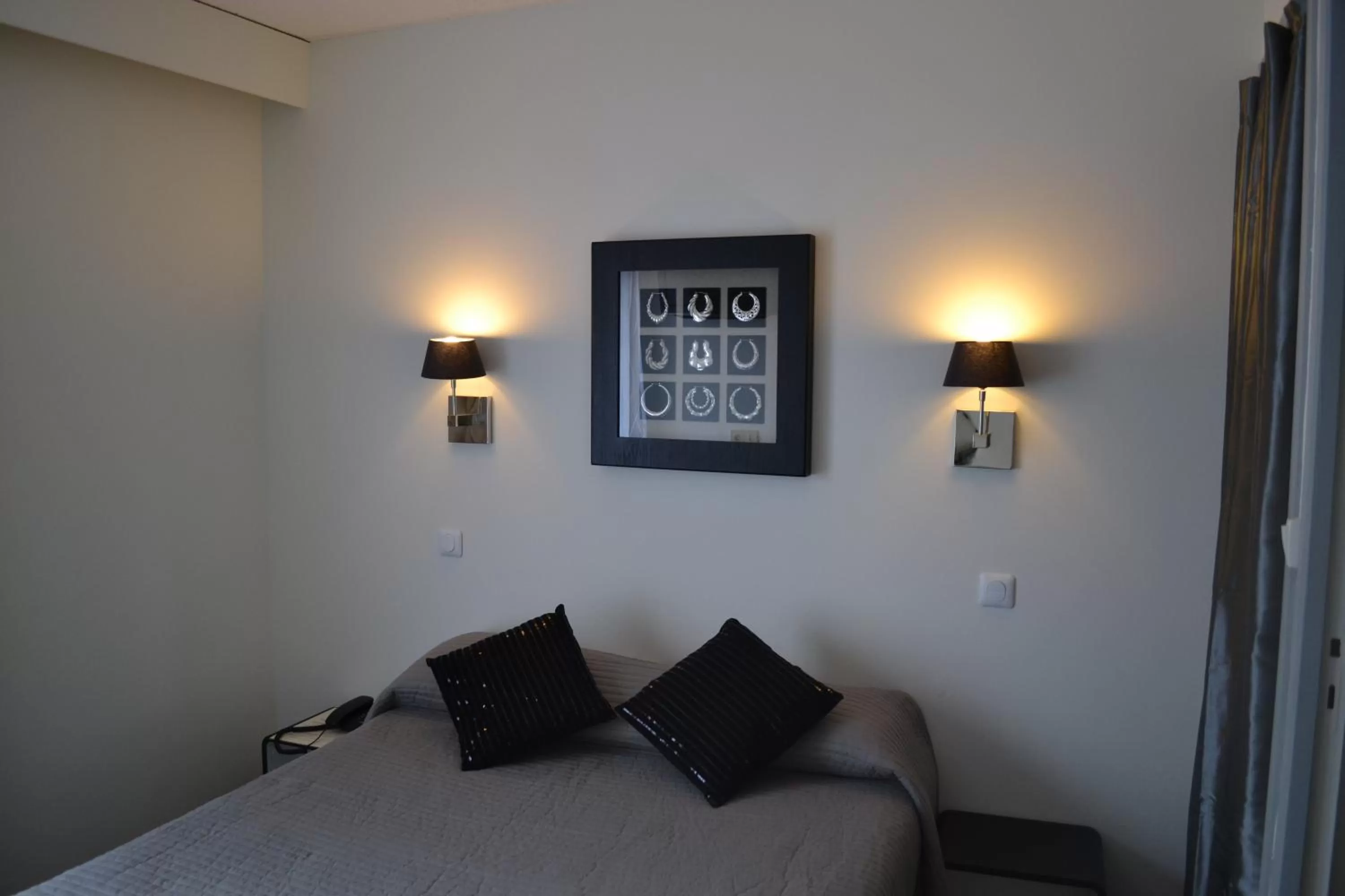 Bedroom, Bed in Logis hotel Noemys Gradignan