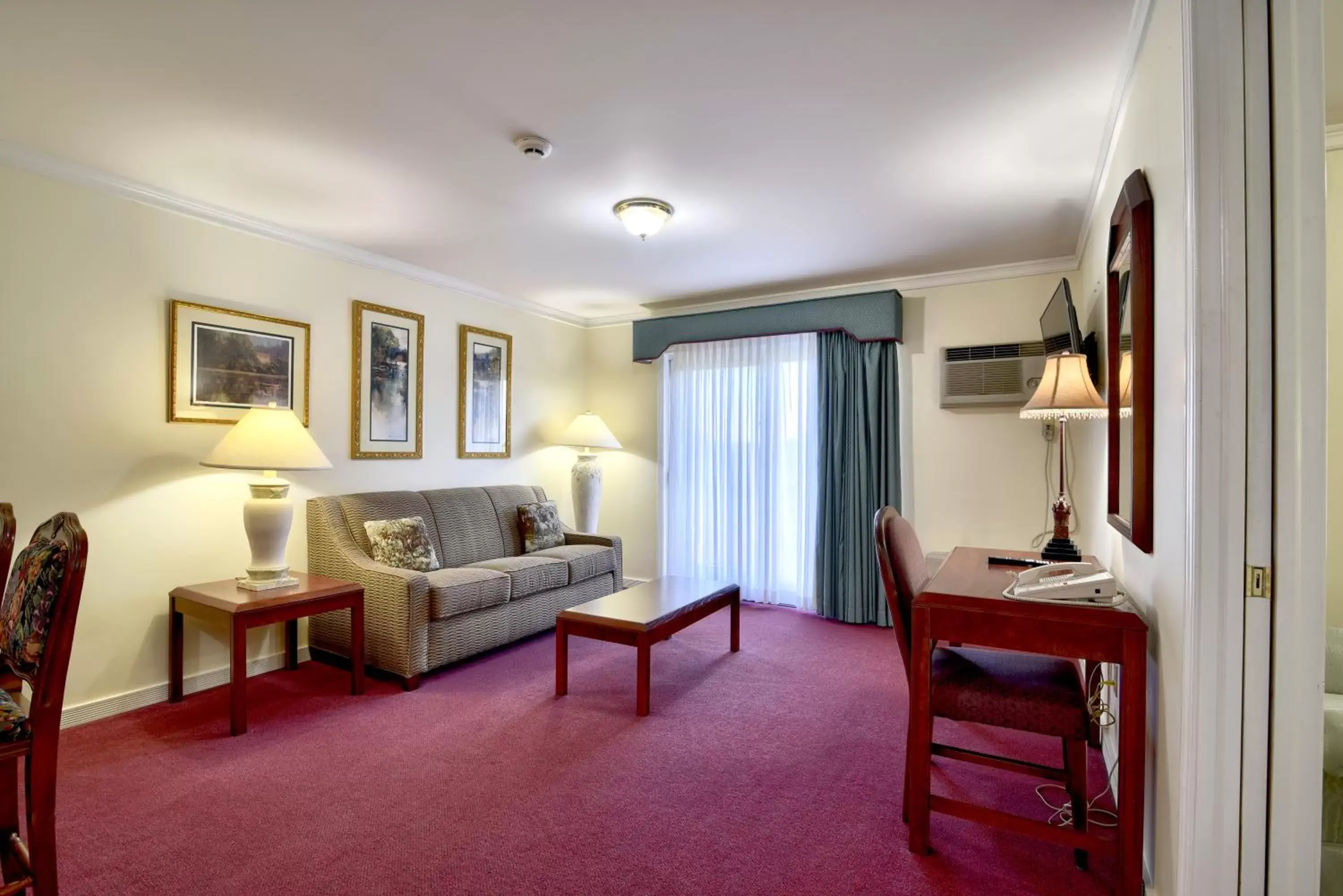 Executive King Suite - Office Main Building in Roosevelt Inn & Suites Saratoga Springs Executive King Suite - Office Main Building in Roosevelt Inn & Suites Saratoga Springs
