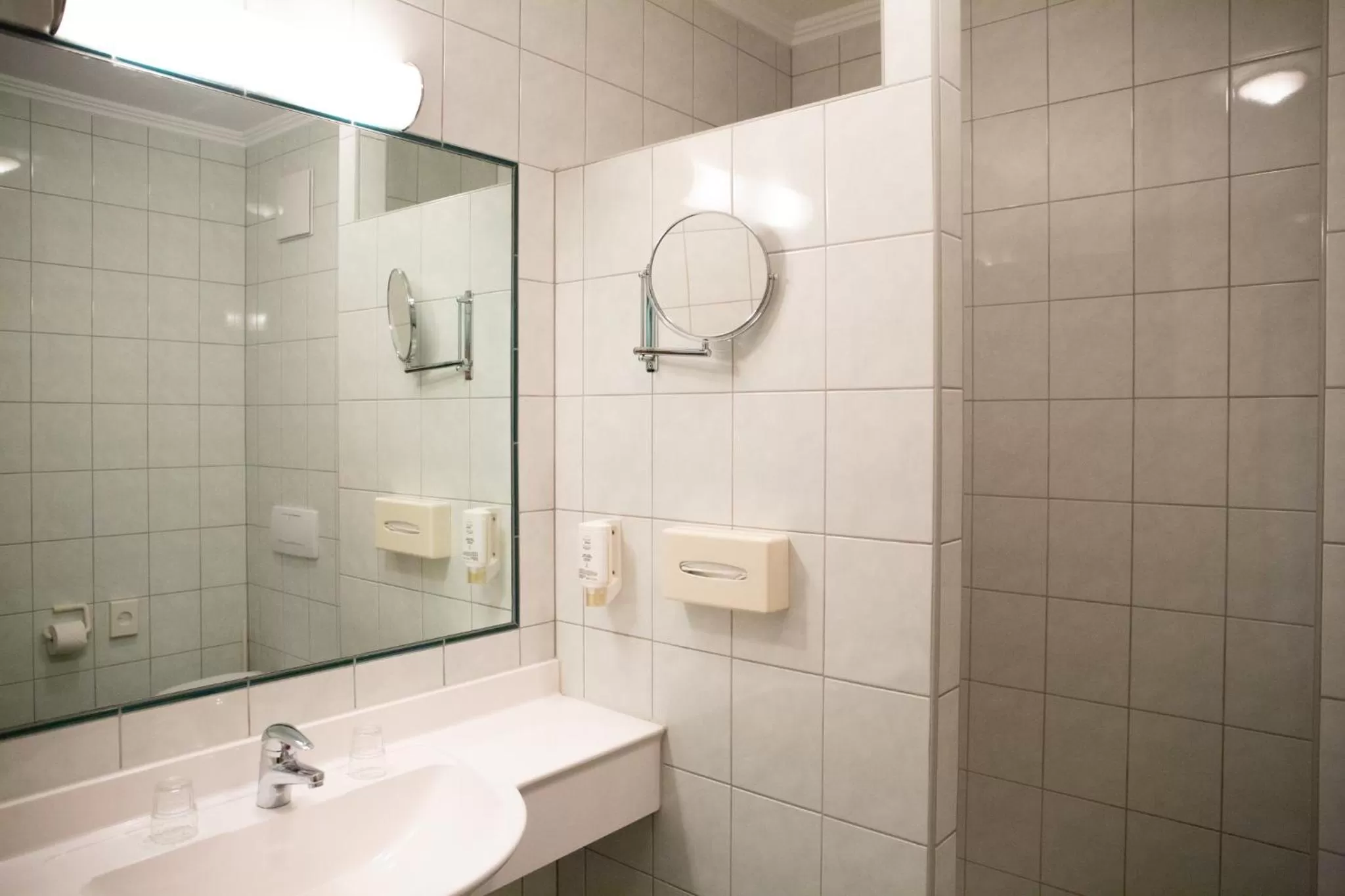 Bathroom in BIRKENHOF GOLS - B & B - Wohlfühl Hotel mit Wochenend-Restaurant