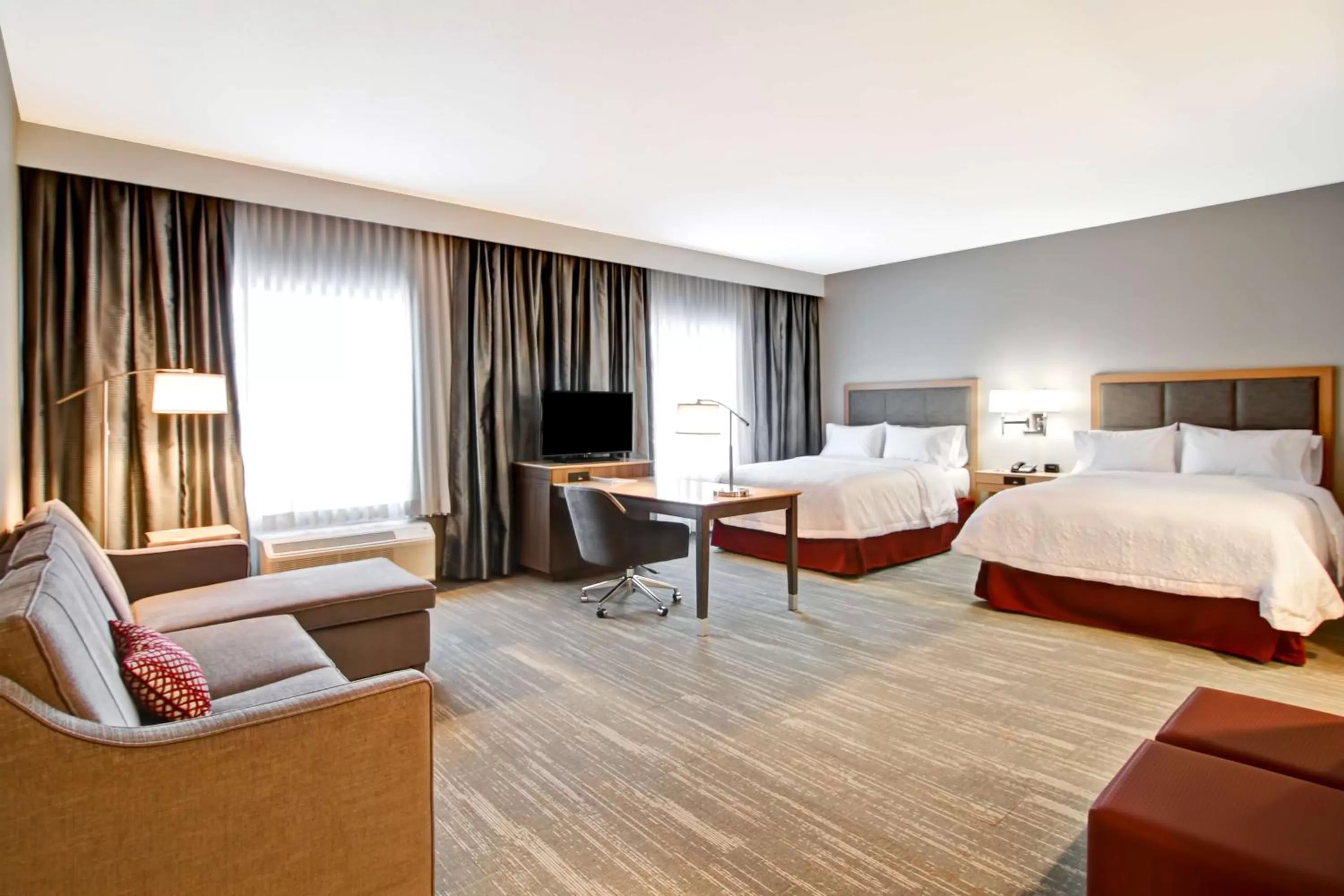 Bedroom, Bed in Hampton Inn & Suites by Hilton Grande Prairie