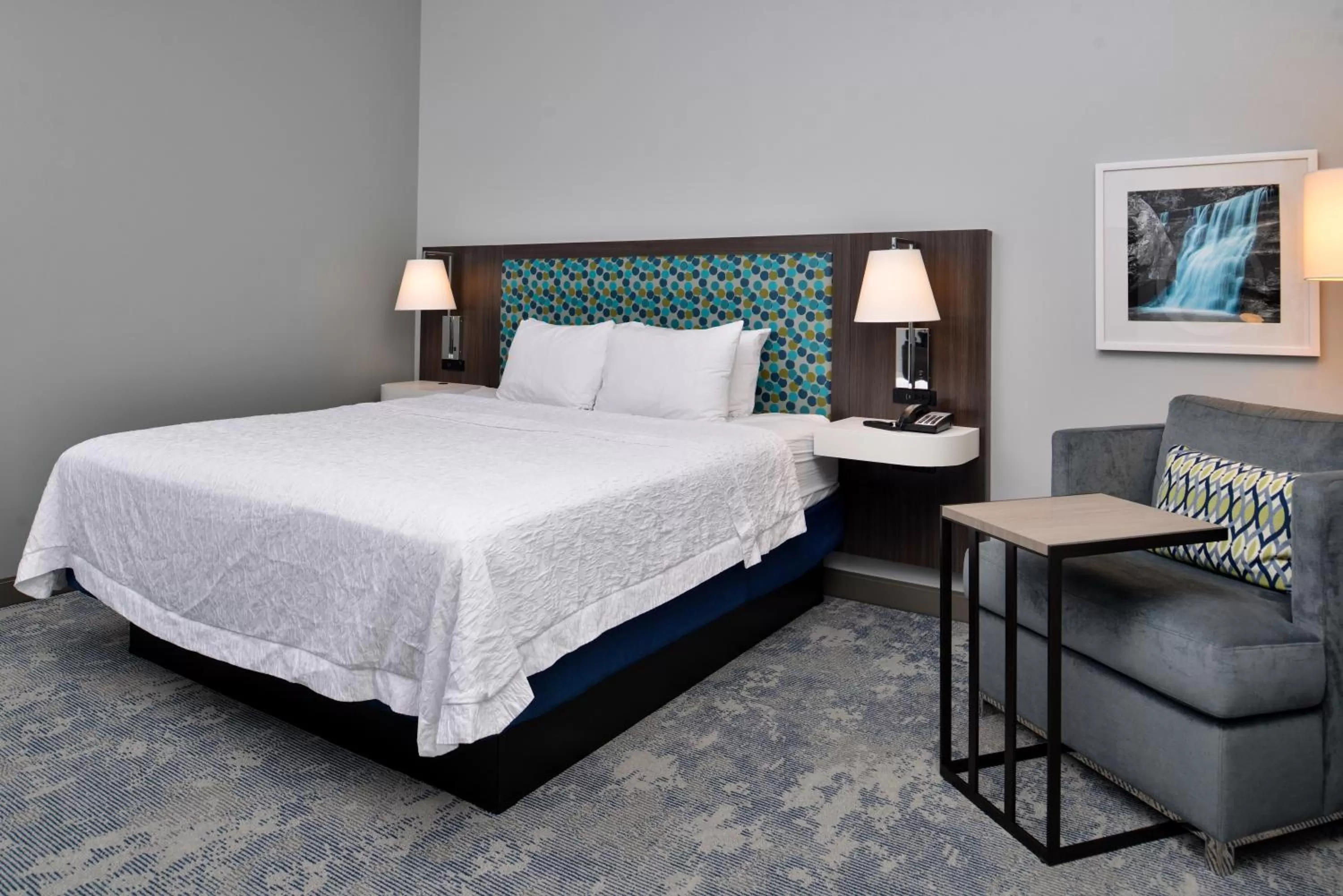 Bed in Hampton Inn Cedar Falls Downtown, Ia