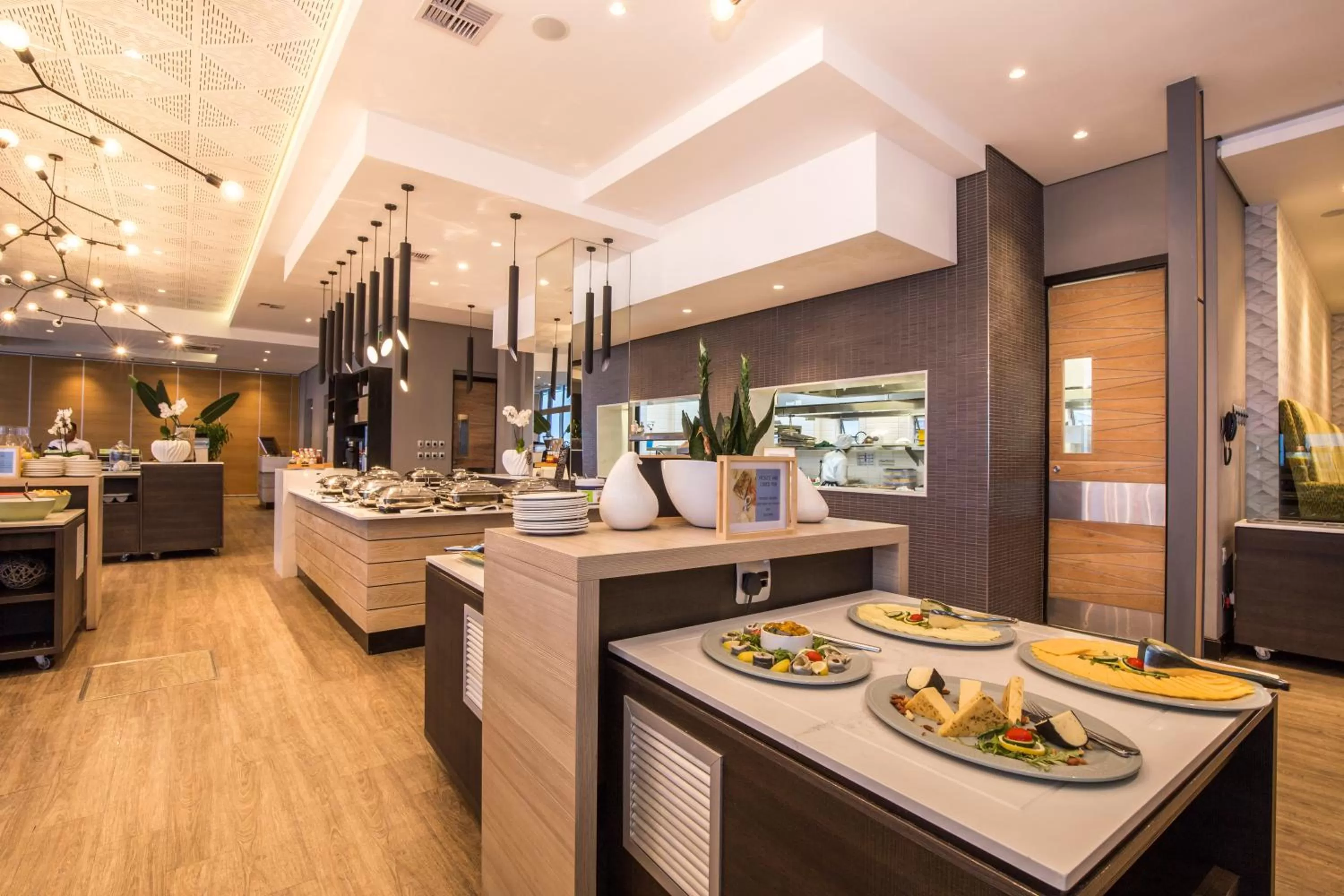 Restaurant/places to eat in Belaire Suites Hotel