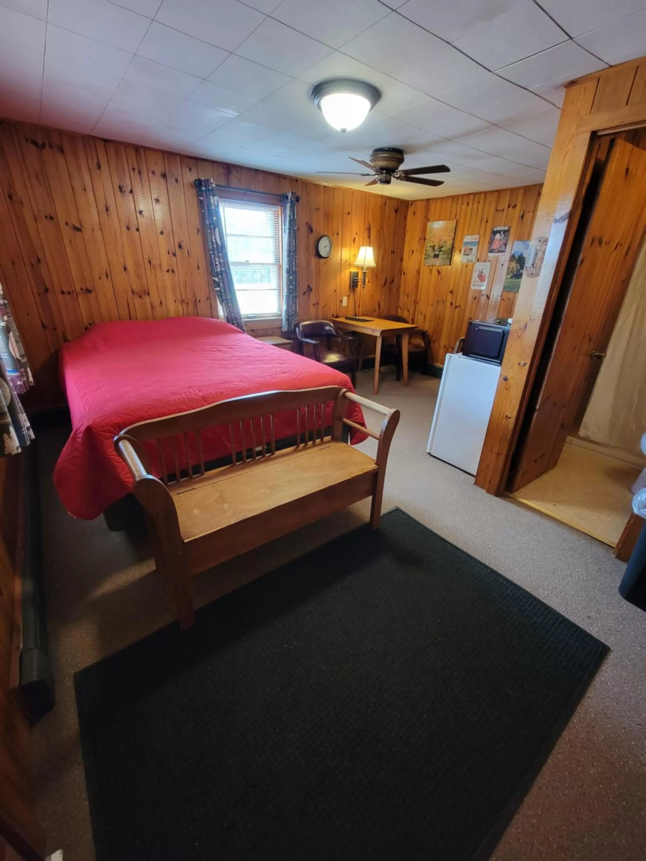 Bed in Two Rivers Motel and Cabins of Kenton, MI