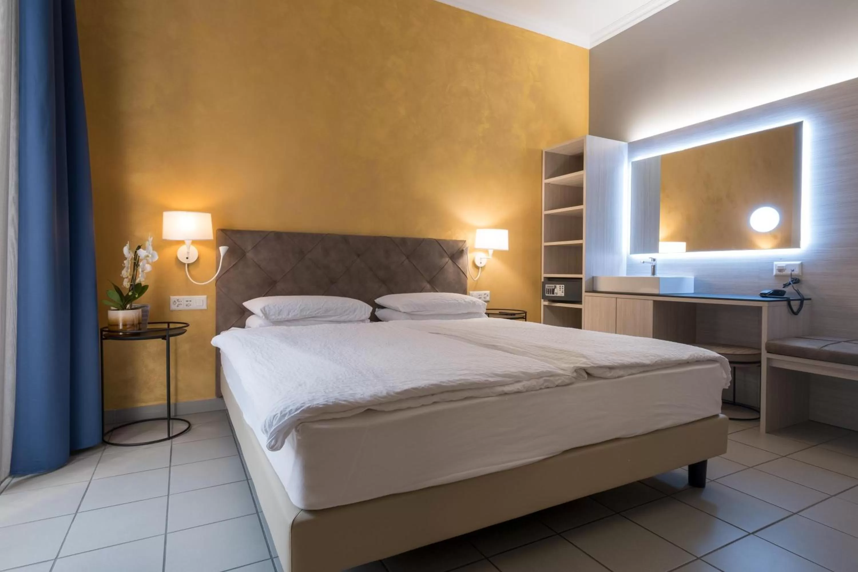 Bedroom, Bed in Hotel Zurigo Downtown