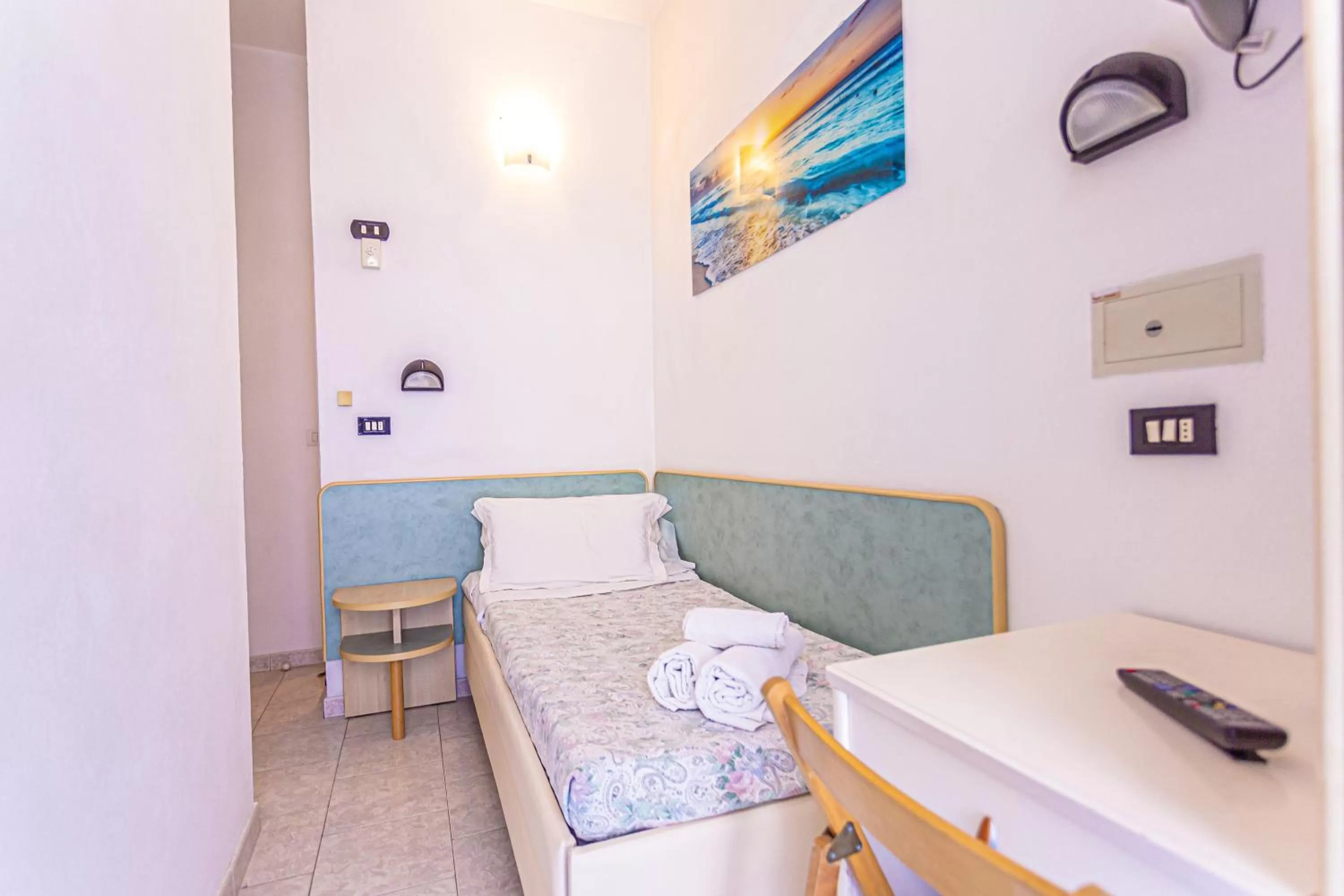 Photo of the whole room, Bed in Hotel Continental