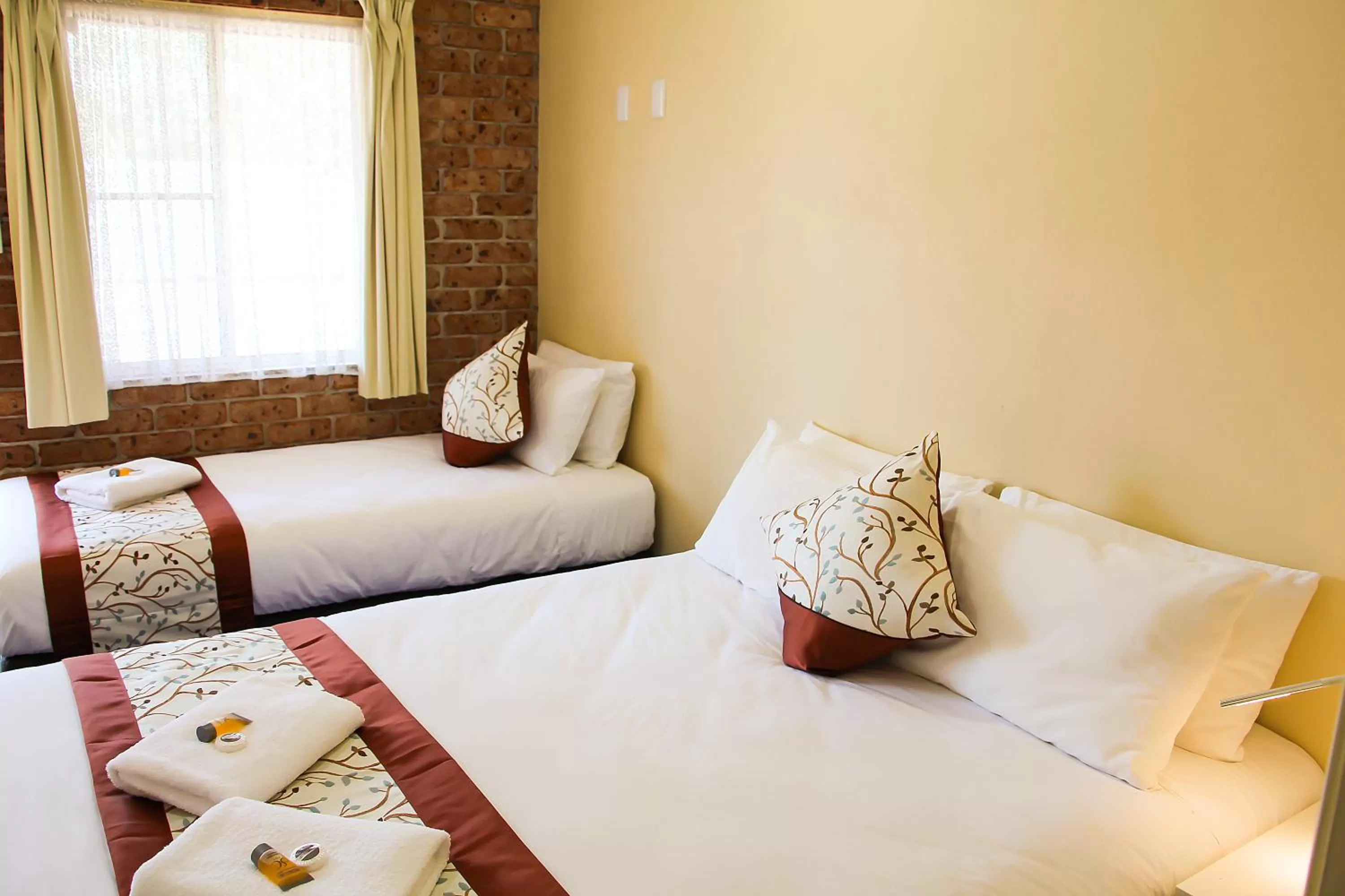 Bedroom, Bed in Motel 359