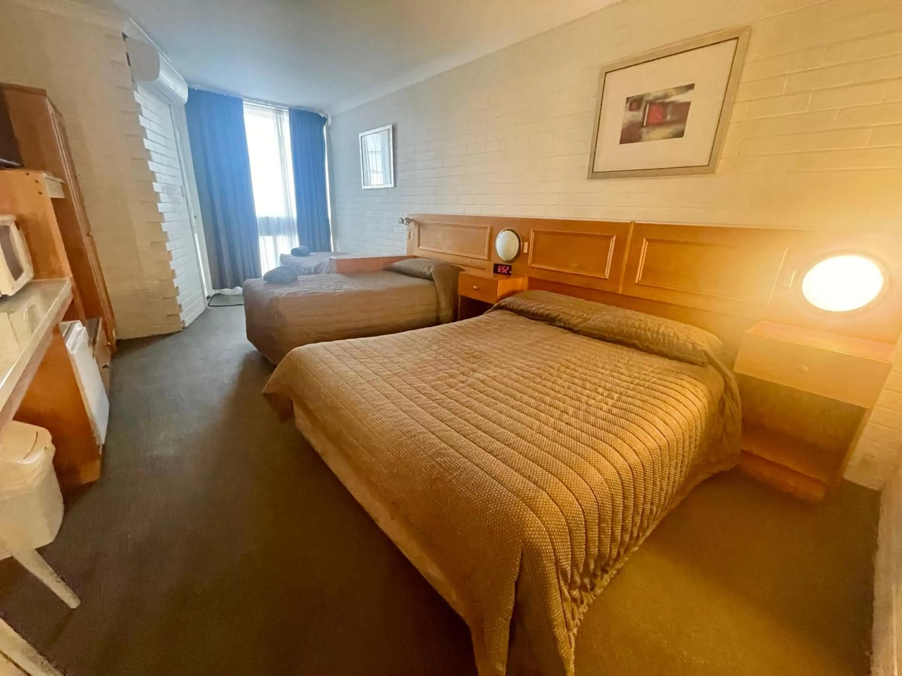 Photo of the whole room, Bed in Goulburn Motor Inn