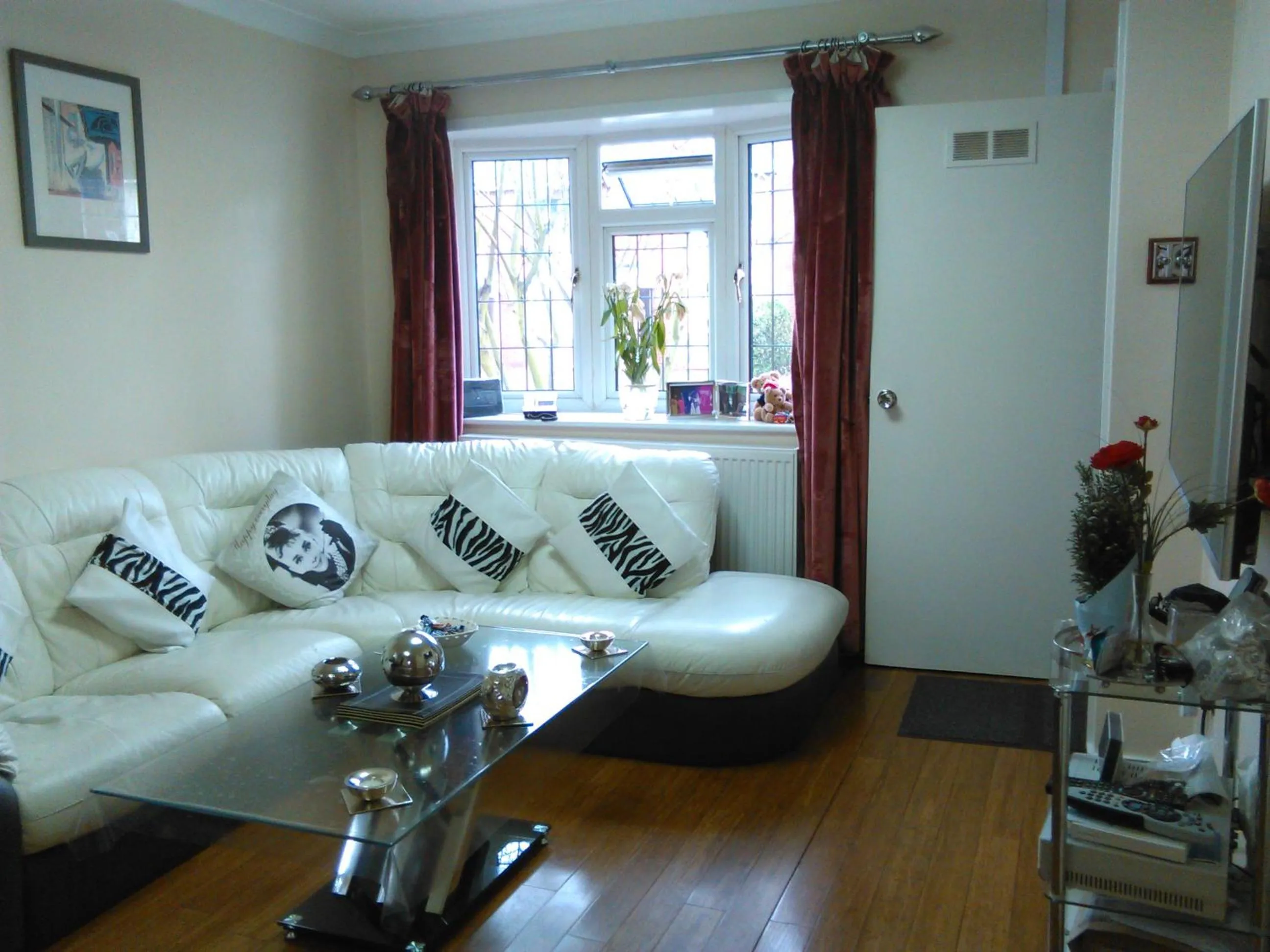 Communal lounge/ TV room in Bianca's House Hotel Heathrow Airport