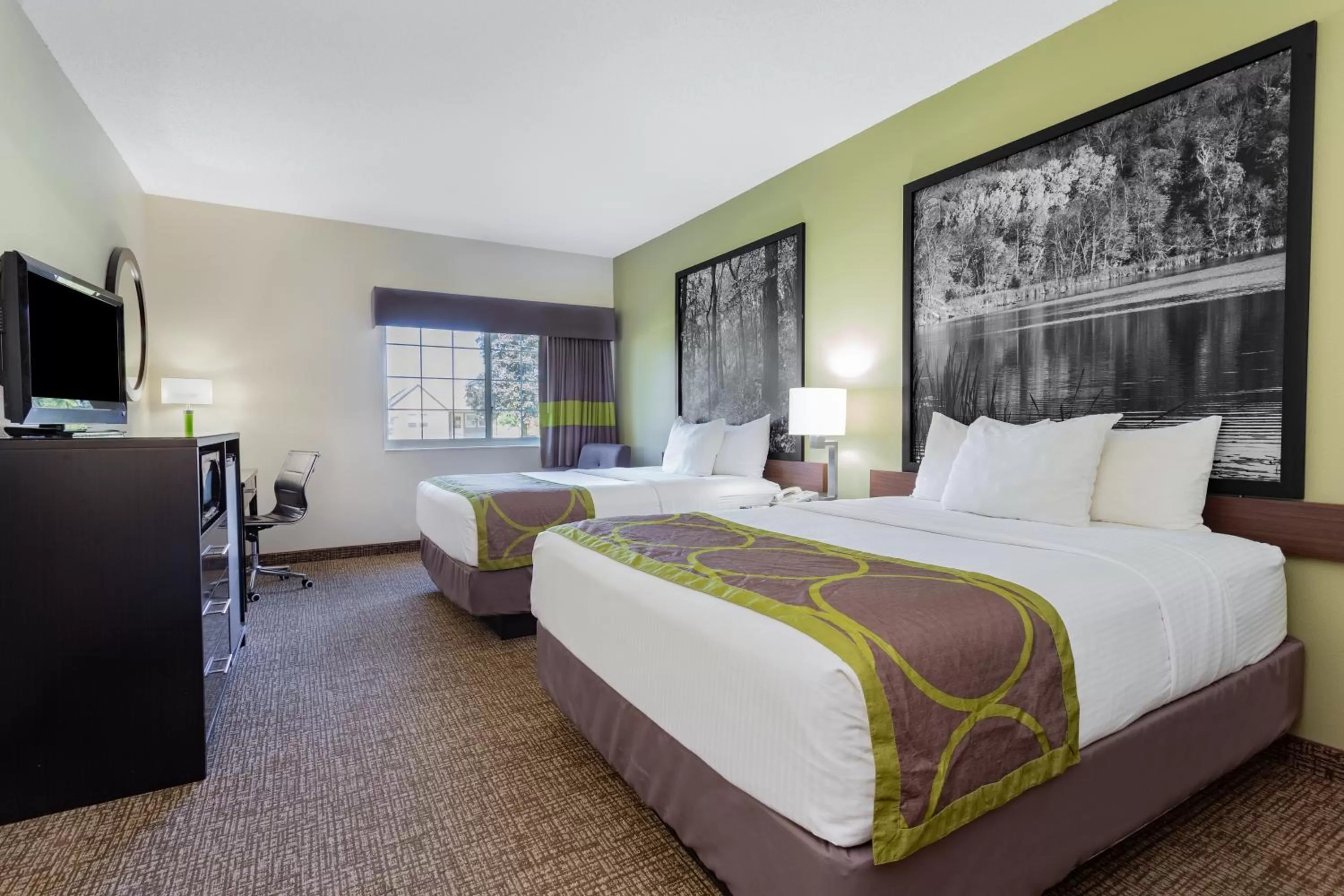 Photo of the whole room, Bed in Super 8 by Wyndham Emmetsburg