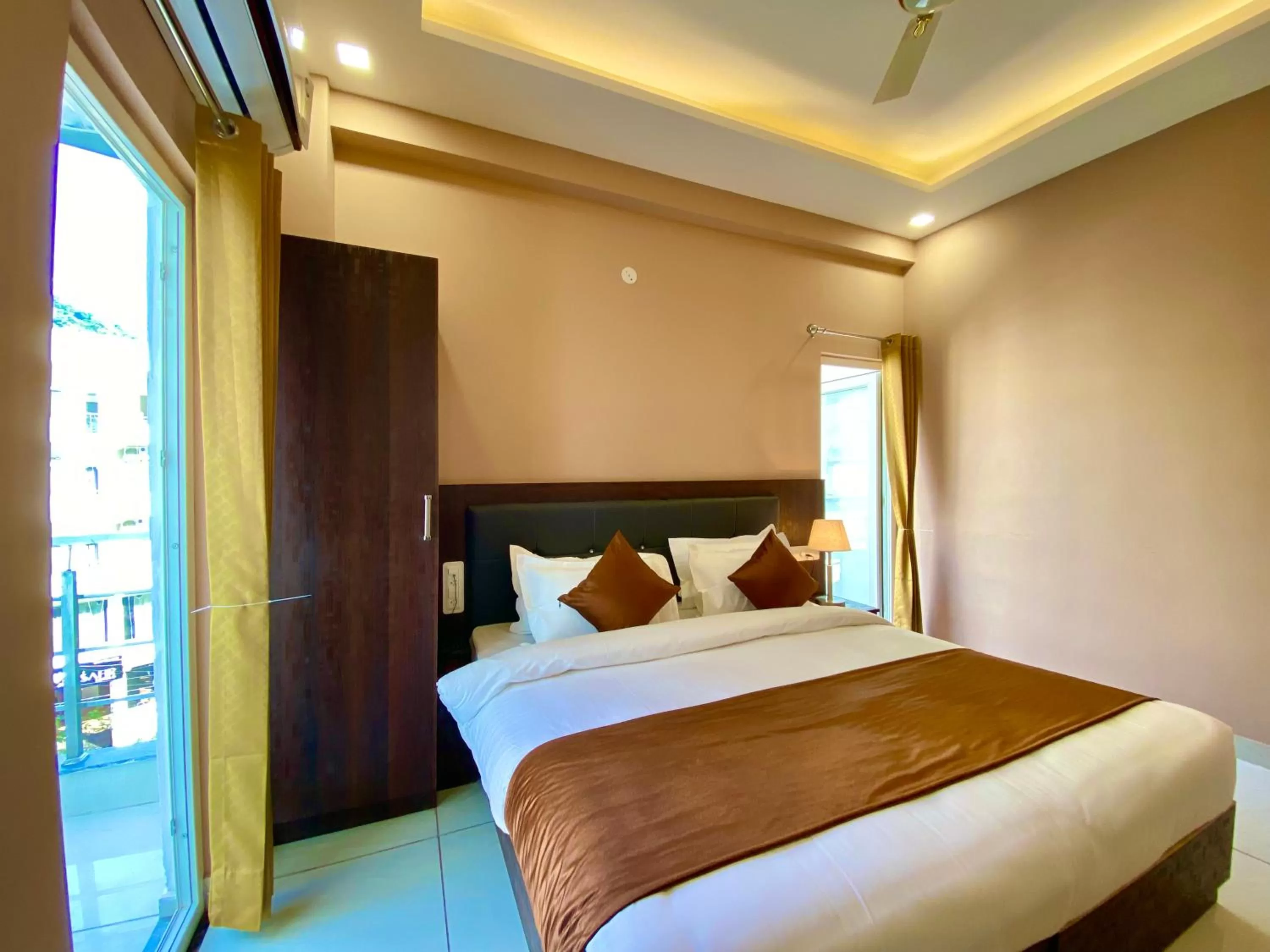 Bed in Hotel Shiv Inn Near Secret Waterfall