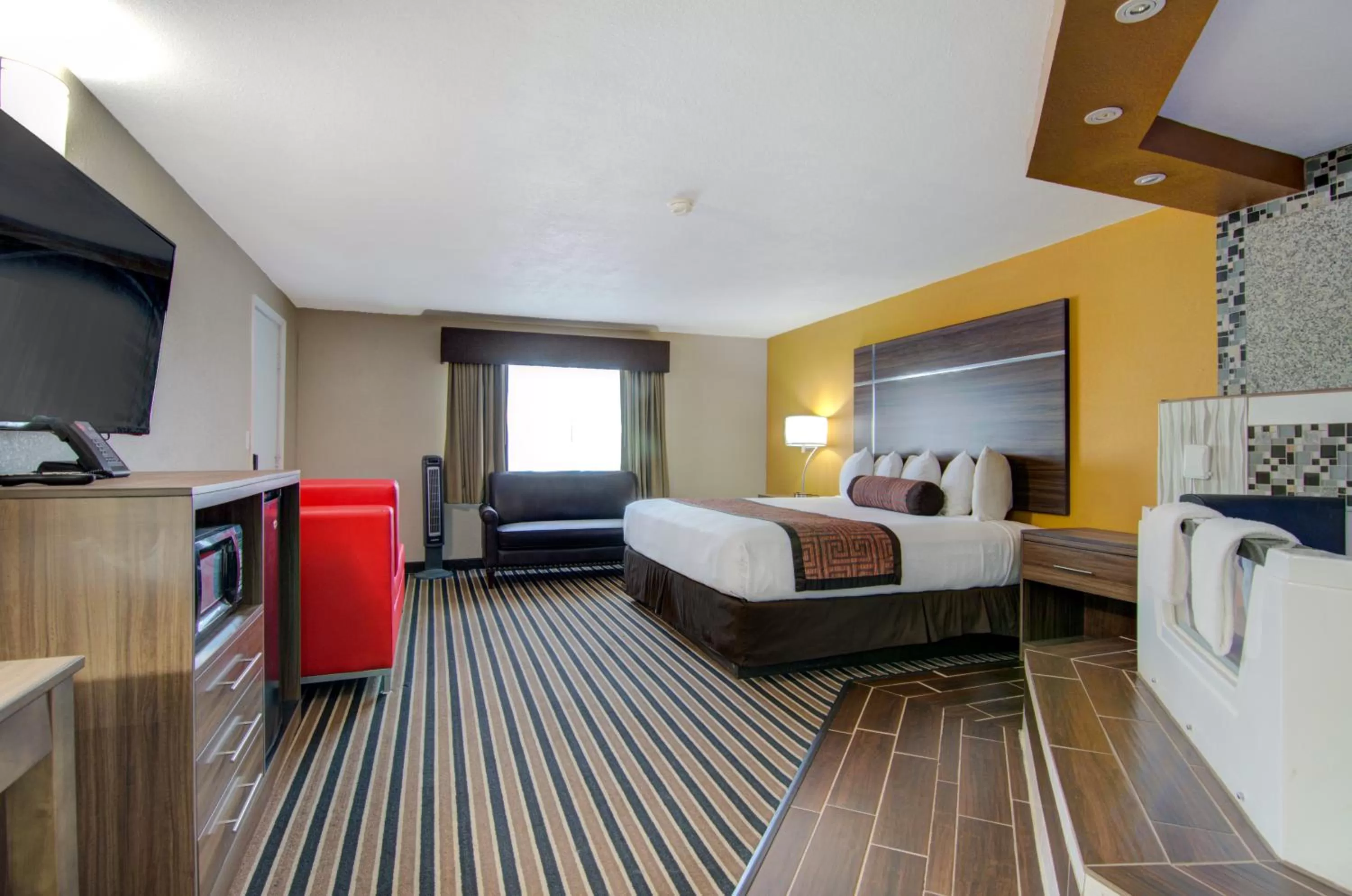 Bed in Westbridge Inn & Suites