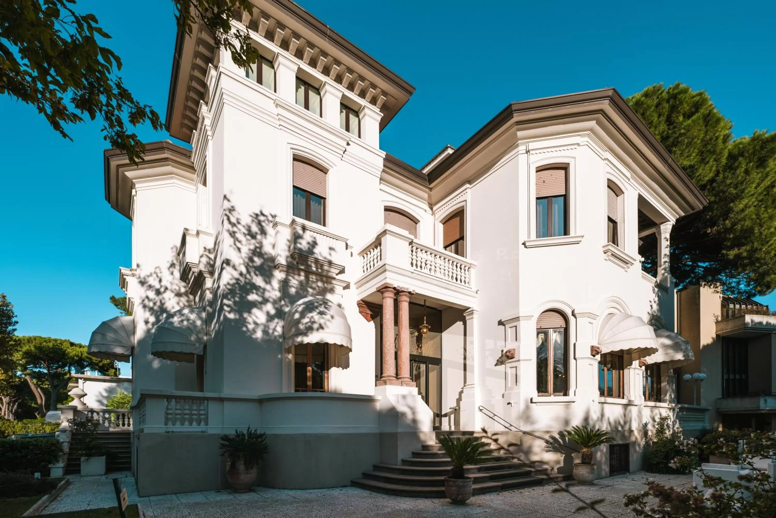 Property building in Hotel De La Ville