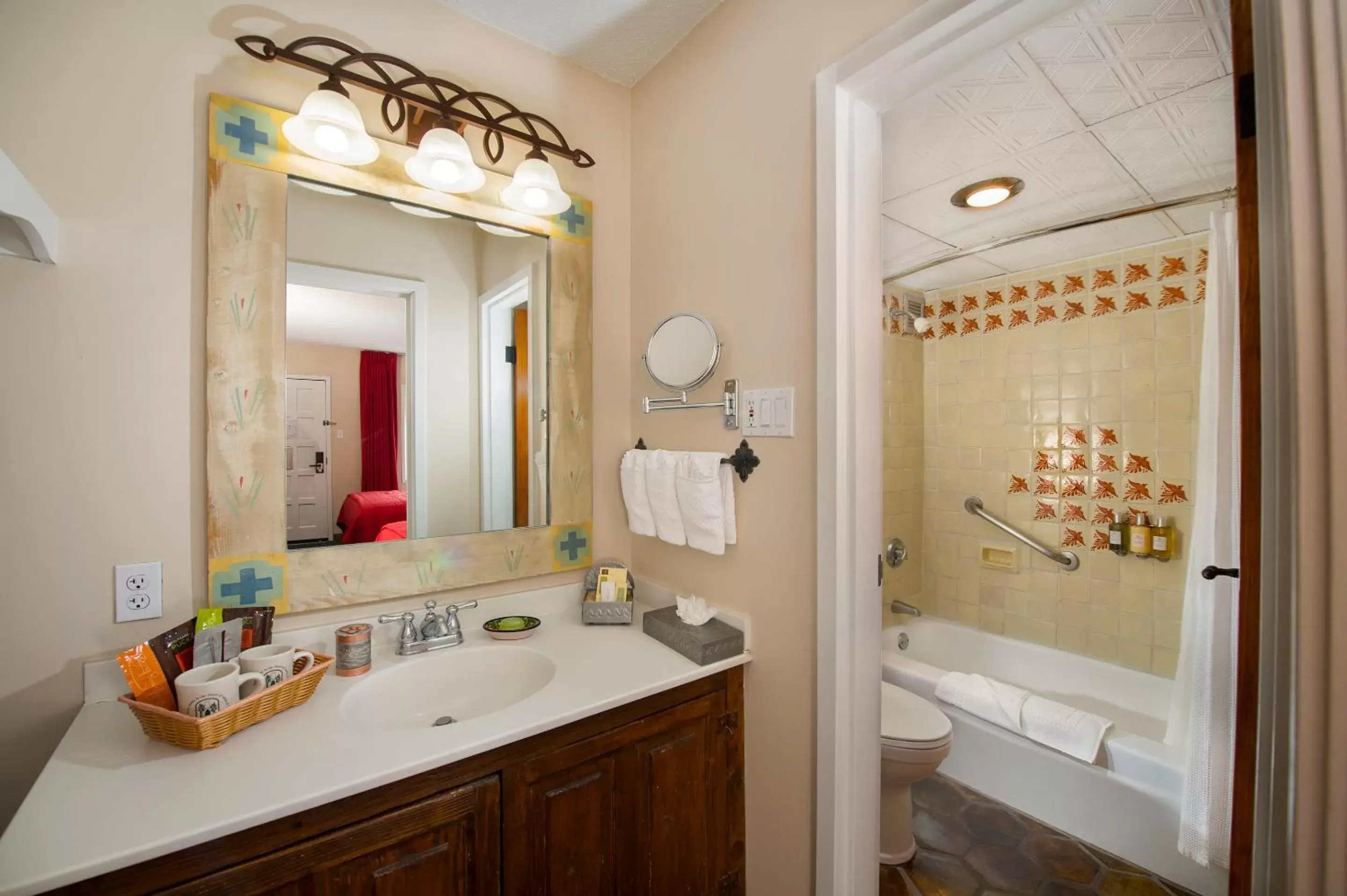 Queen Room with Two Queen Beds in Inn of the Governors Queen Room with Two Queen Beds in Inn of the Governors