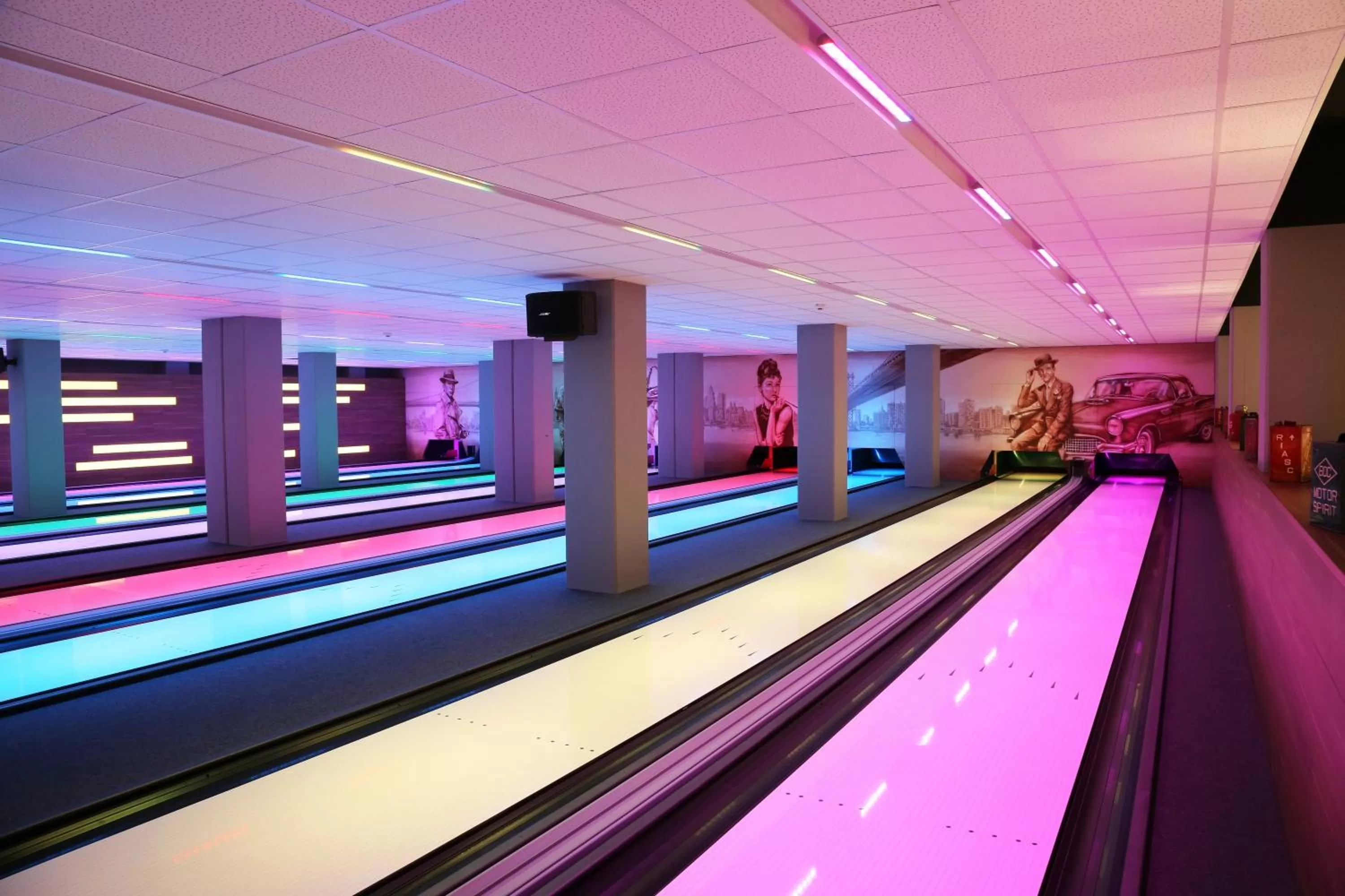 Bowling, Swimming Pool in Hotel Cinema 8
