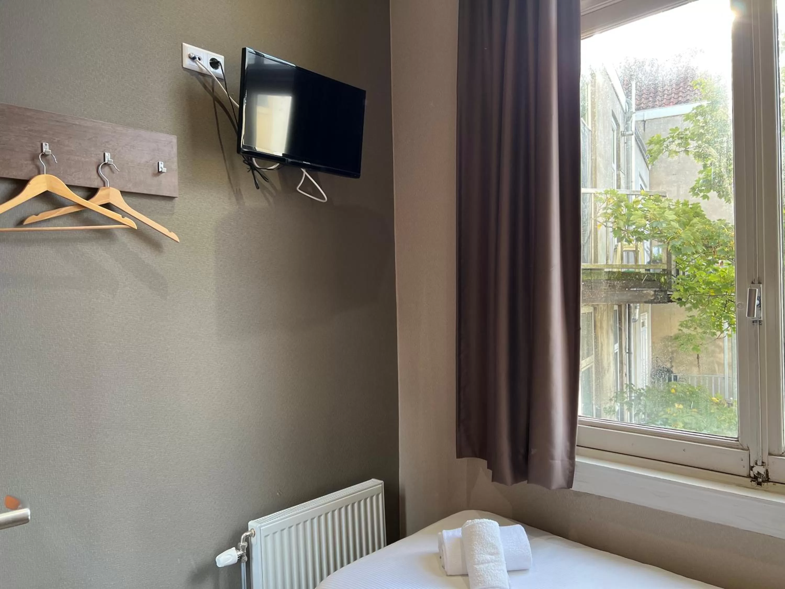 TV and multimedia, Bed in Blossoms City Hotel