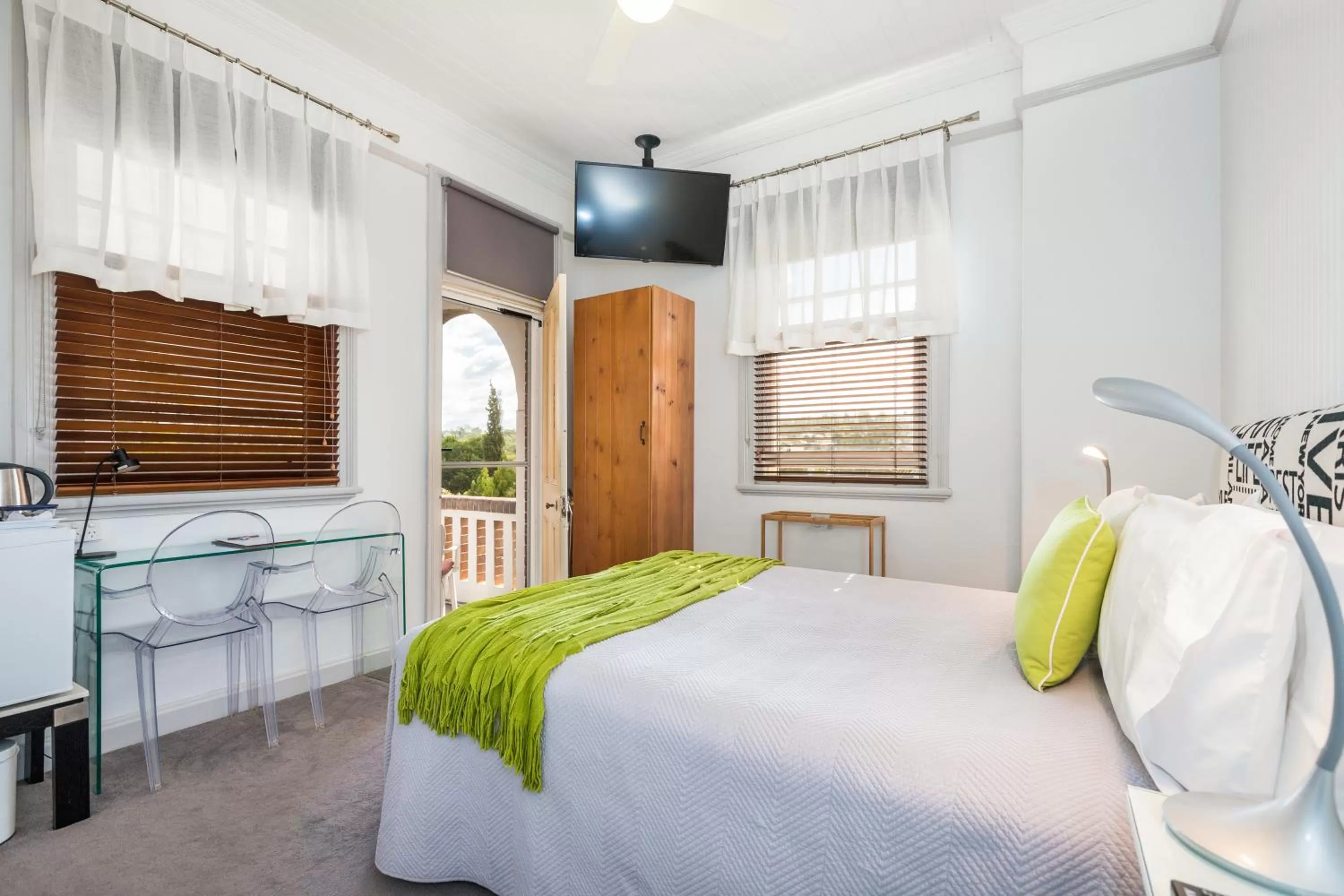 Photo of the whole room, Bed in Cumquat House