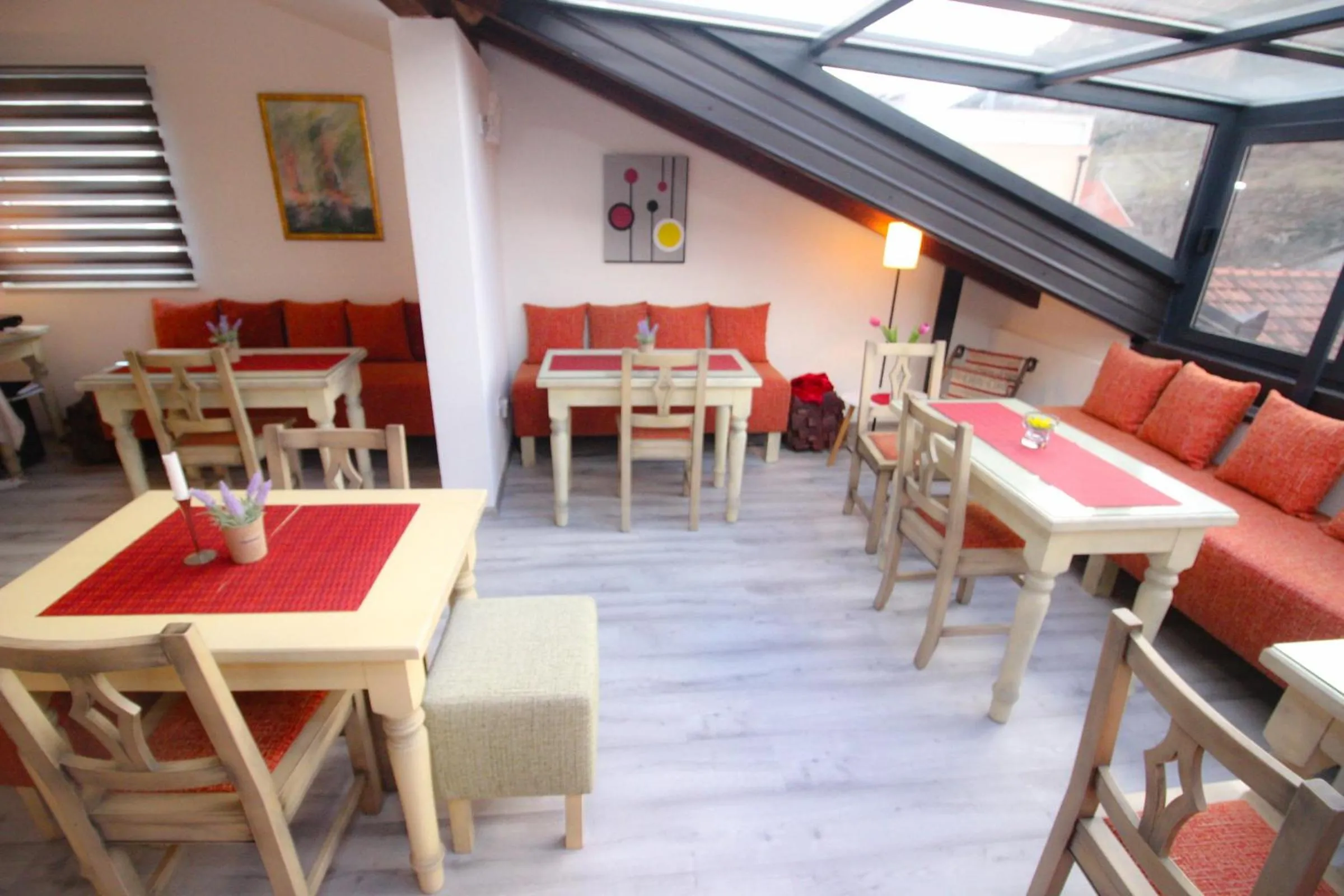 Seating area, Restaurant/Places to Eat in Motel Deny