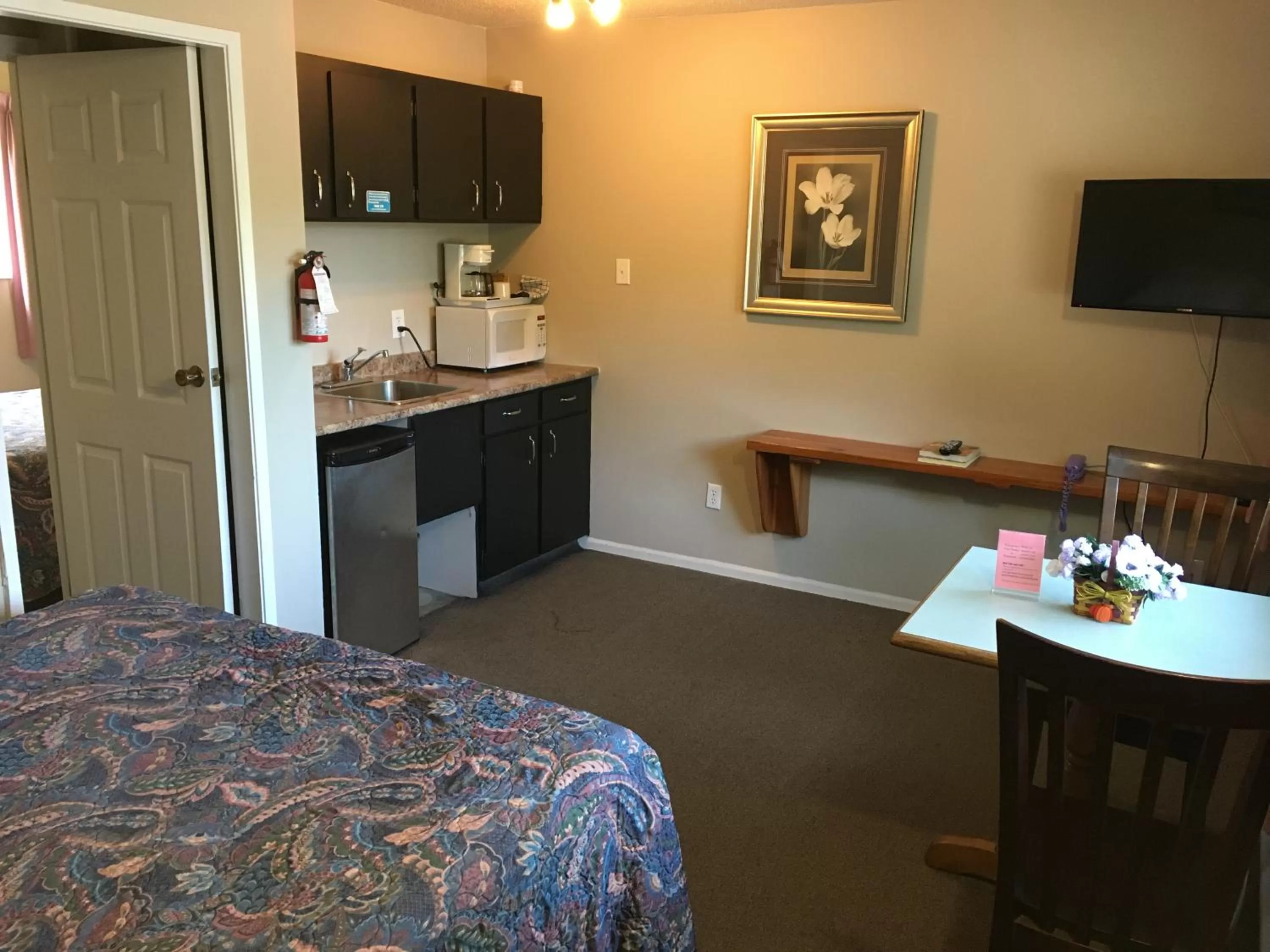 Bed in Fuller Lake Chemainus Motel