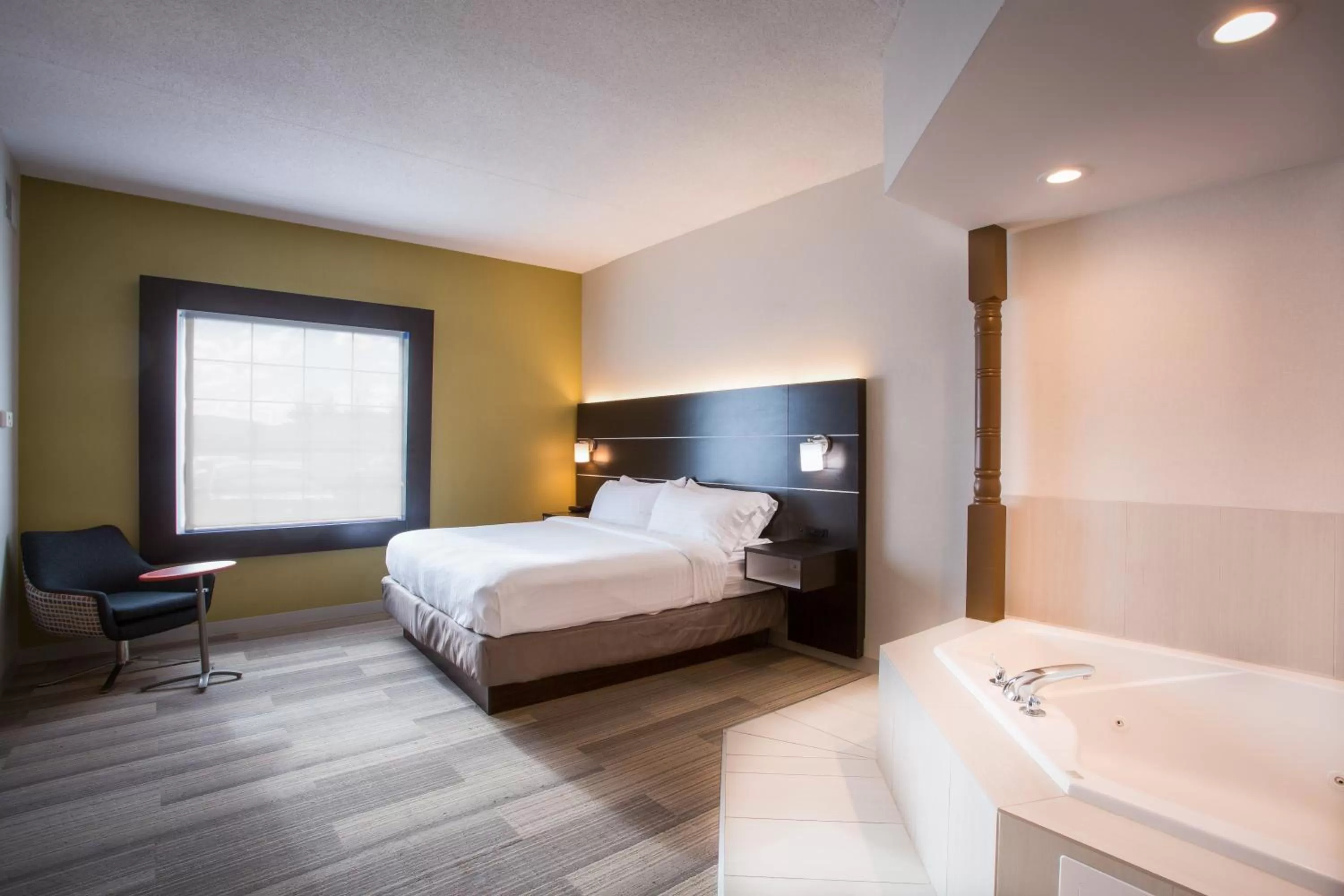 Photo of the whole room, Bed in Holiday Inn Express Hotel & Suites Reading by IHG