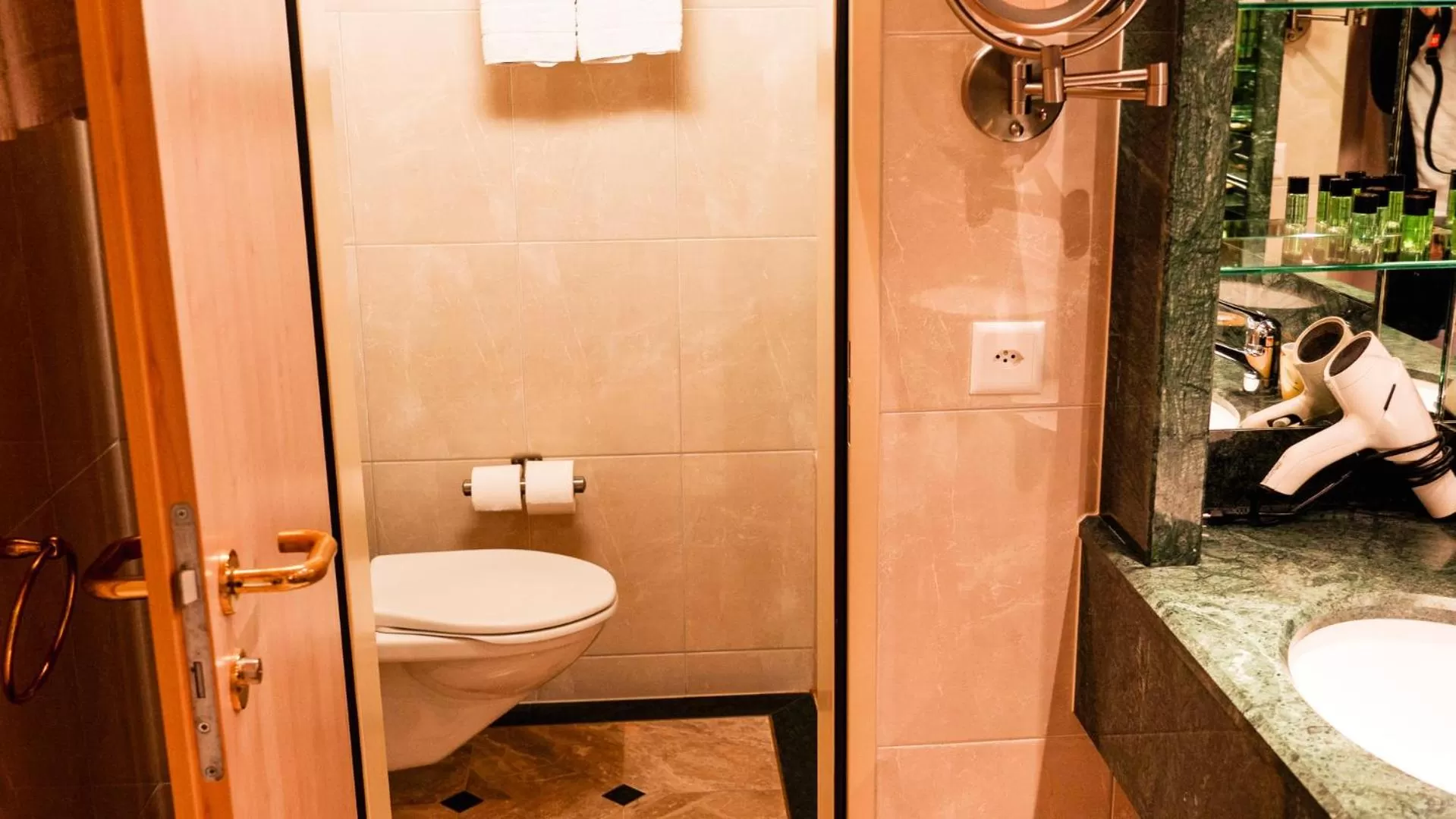 Toilet in Hillsite Smart Hotel Flims