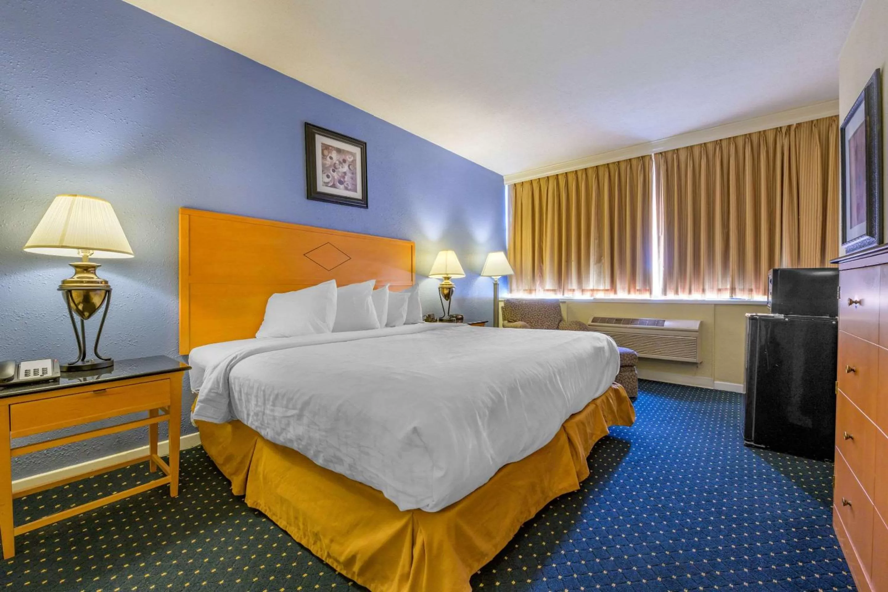 Bed in Days Inn & Suites by Wyndham Lebanon PA
