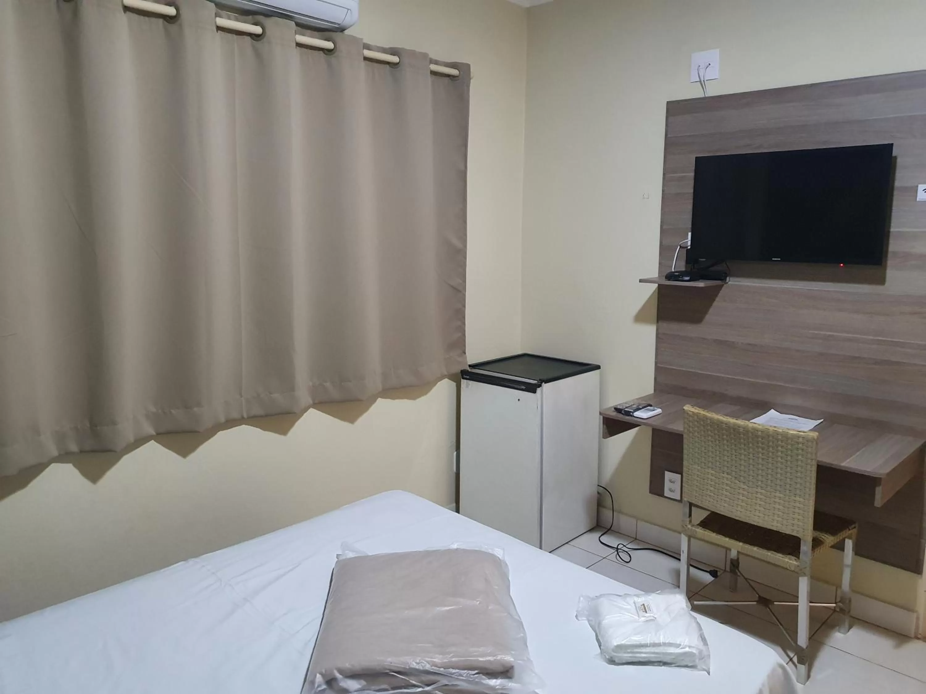 Bedroom, TV/Entertainment Center in Hotel Recreio dos Bandeirantes