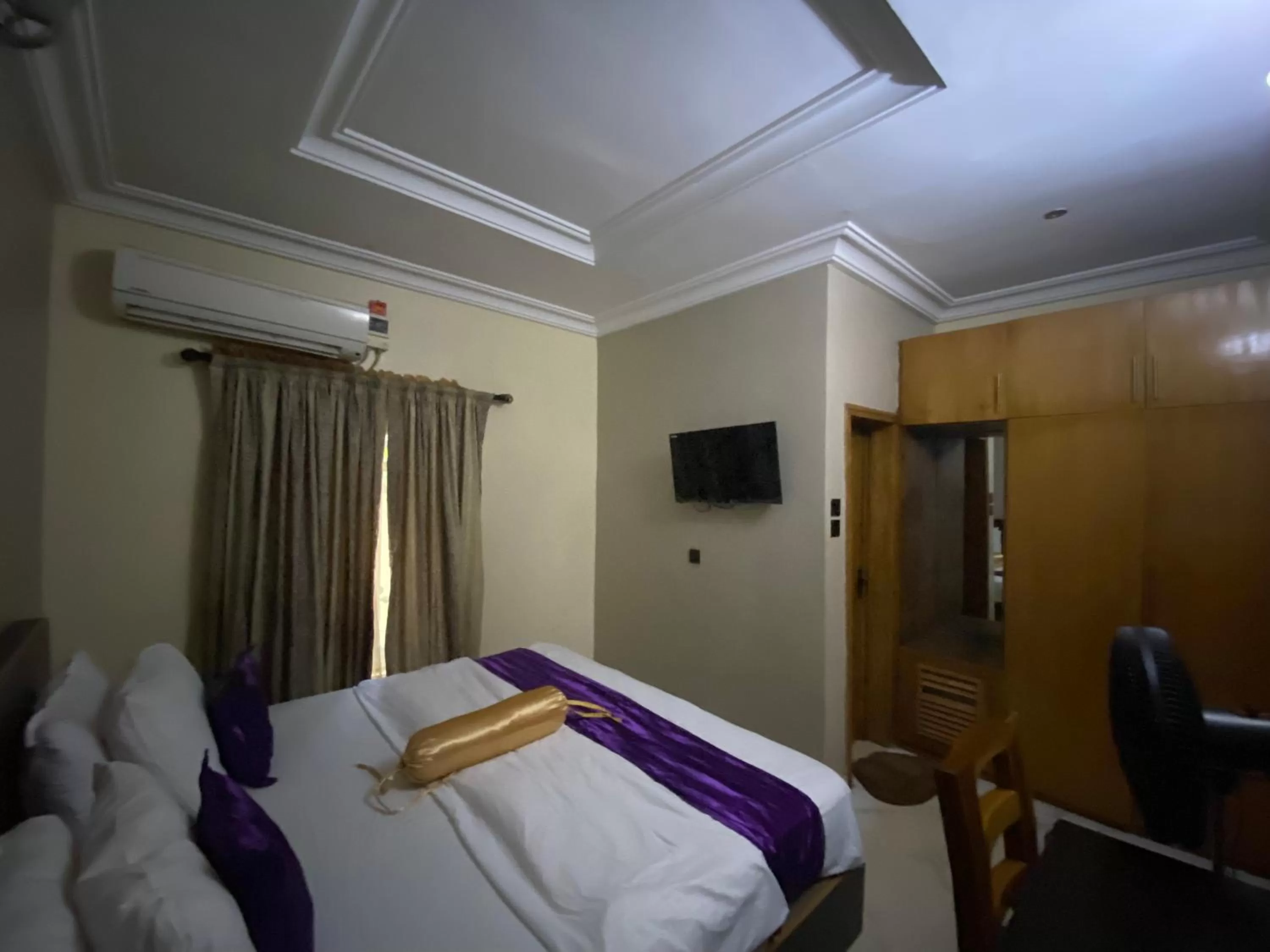 Bed in Nue-Crest Hotels & Suites