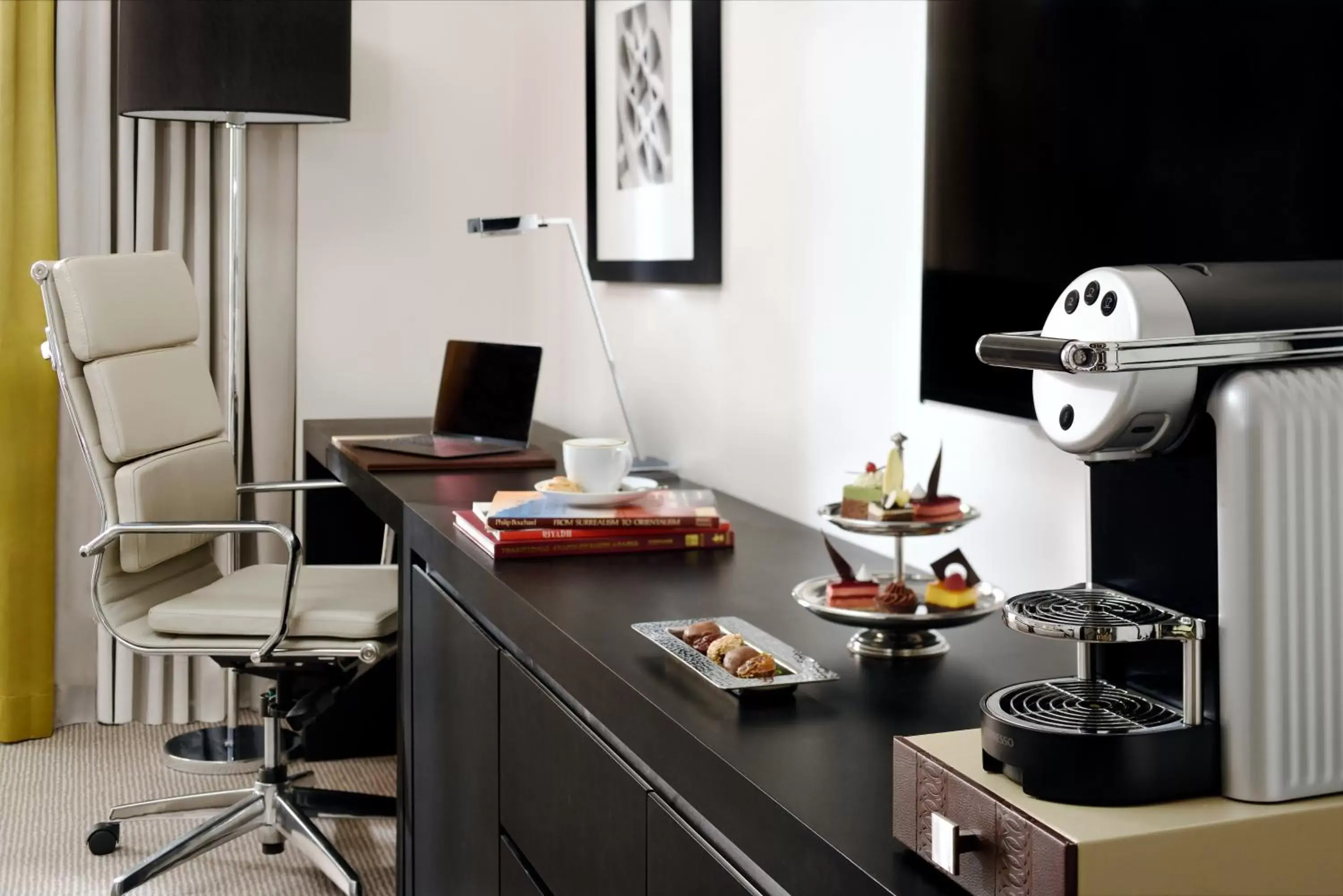 Deluxe King Room - Smoking in Voco - Riyadh by IHG Deluxe King Room - Smoking in Voco - Riyadh by IHG